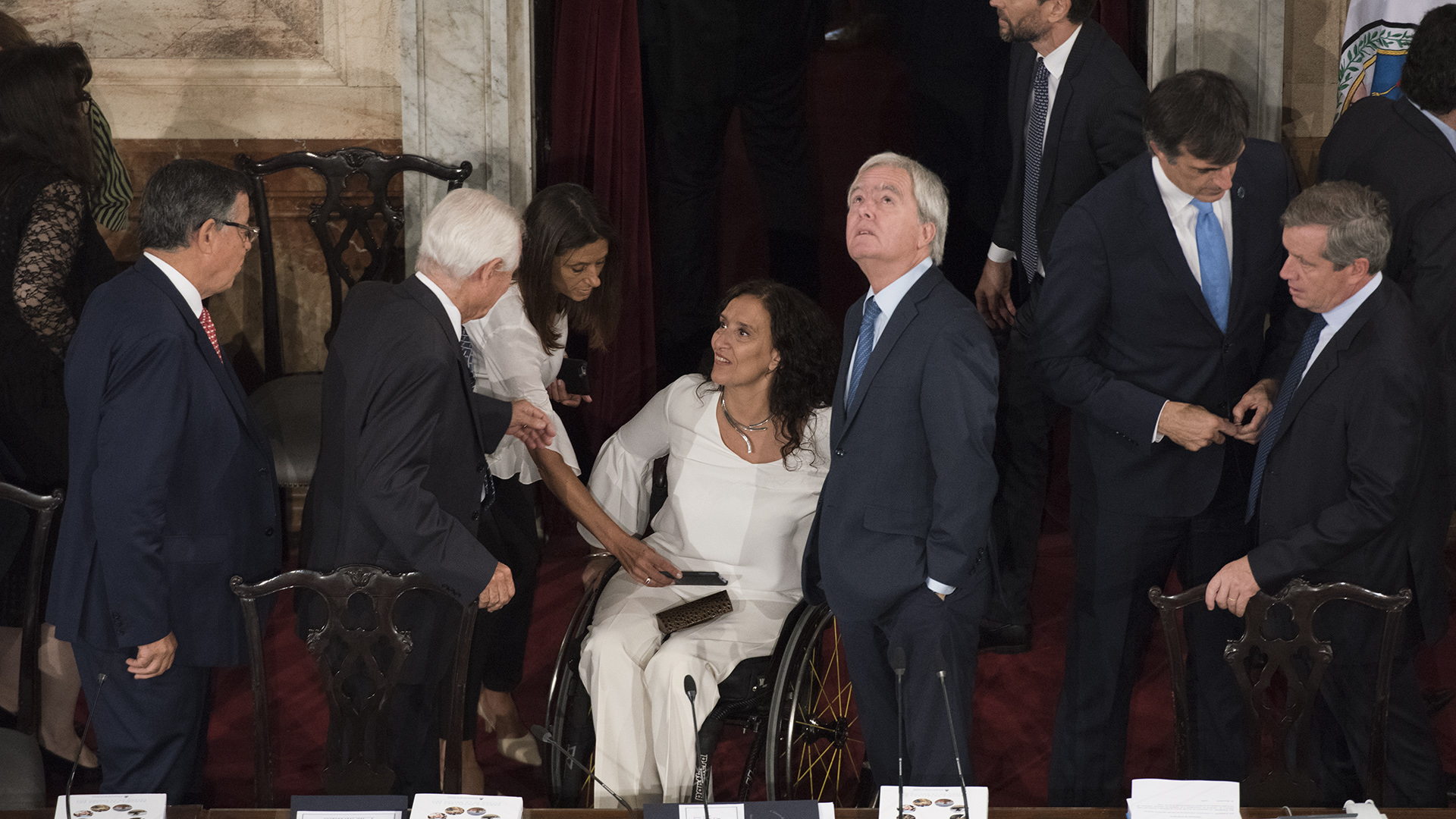 Gabriela Michetti junto a un Pinedo que observa el techo de la Cámara de Diputados