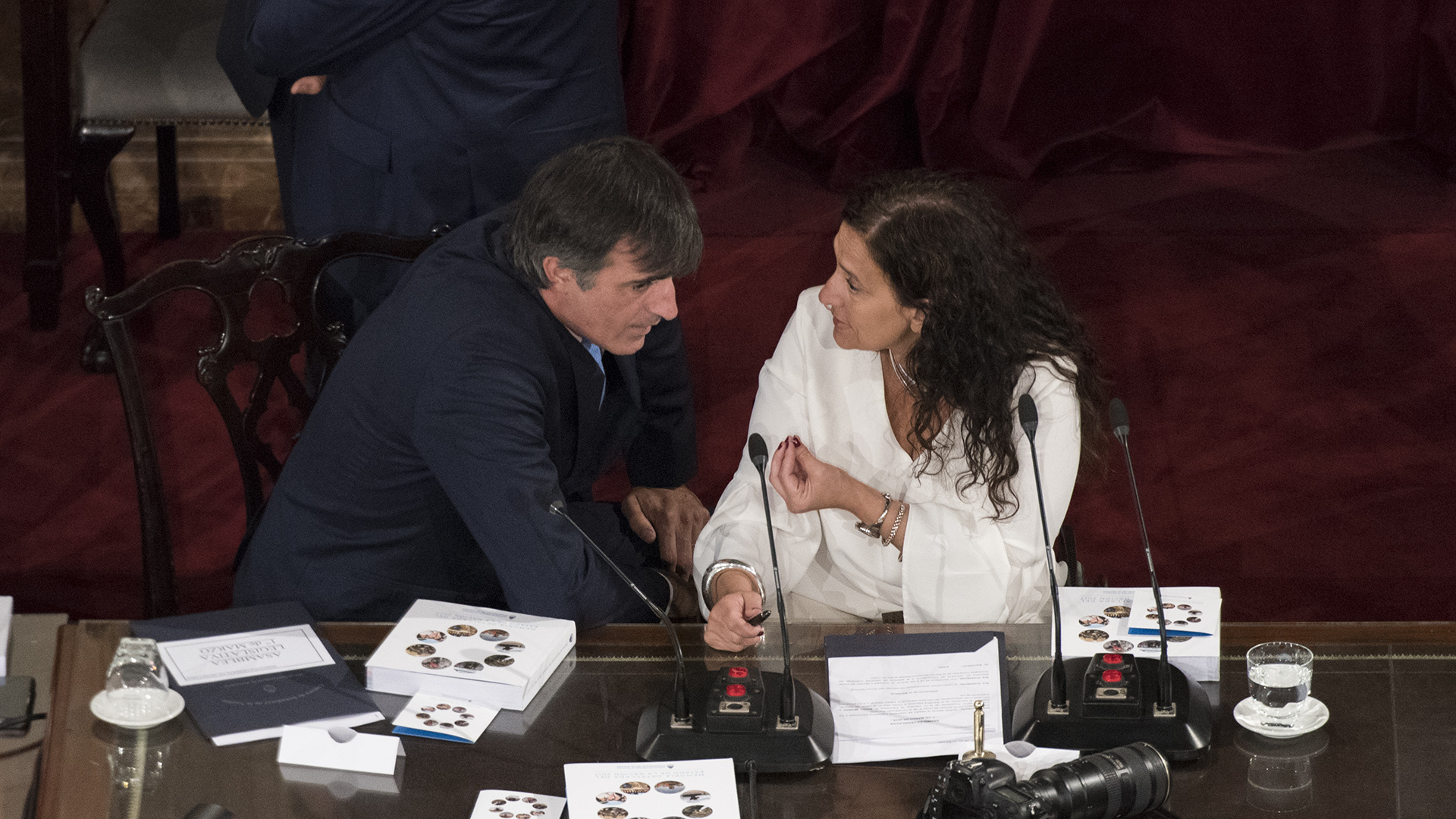 Bullrich y Michetti dialogan antes del discurso