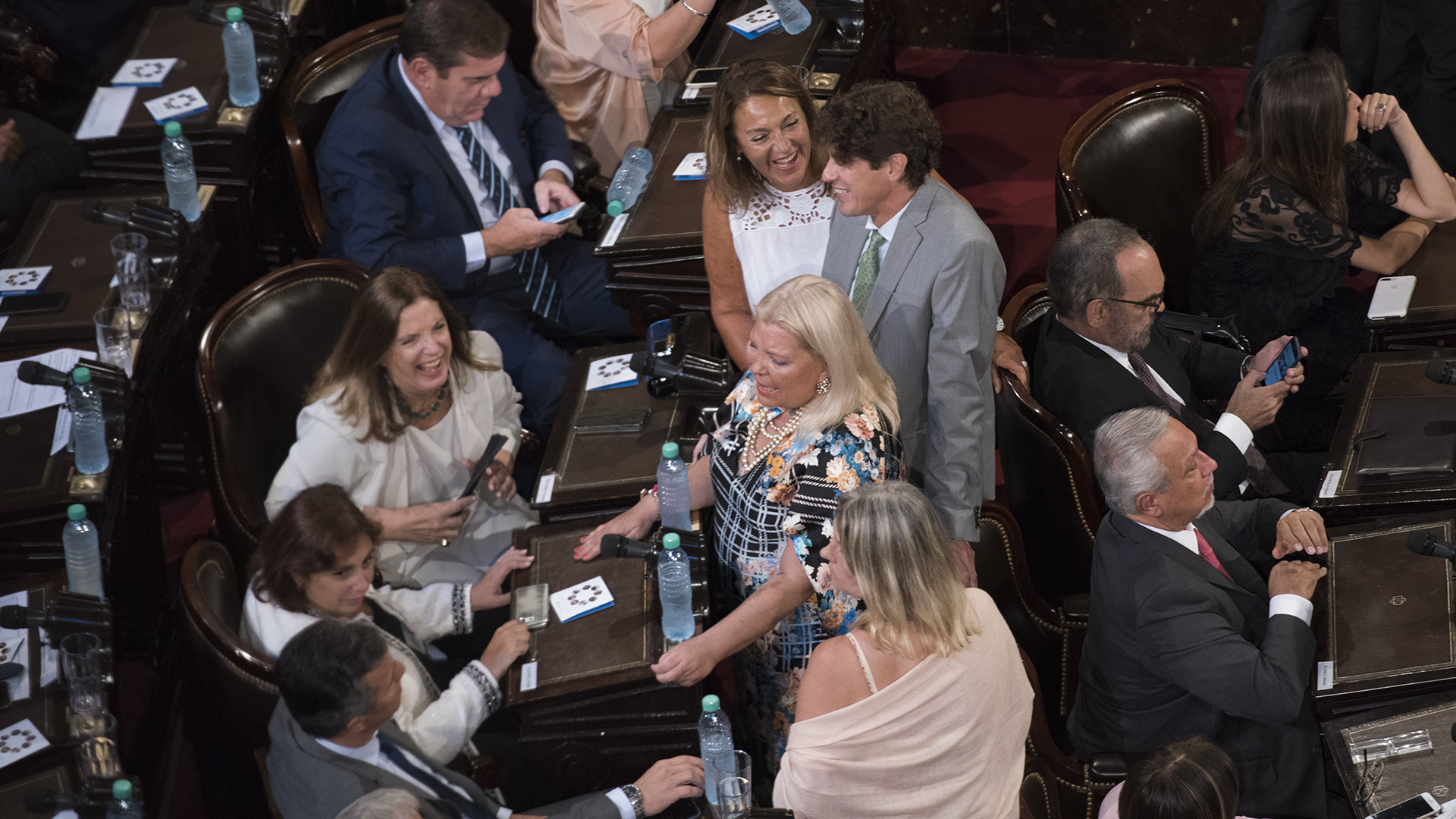 Martín Lousteau junto a Elisa Carrió en el recinto. En el fondo, Guillermo Montenegro
