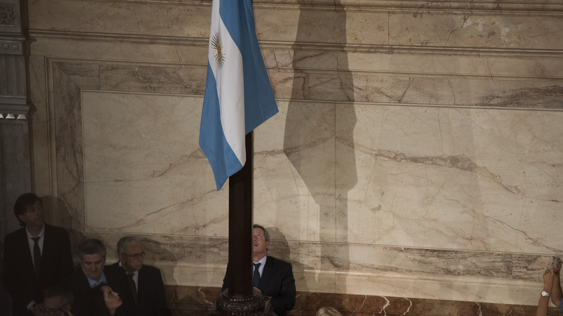 Emilio Monzó iza la bandera argentina