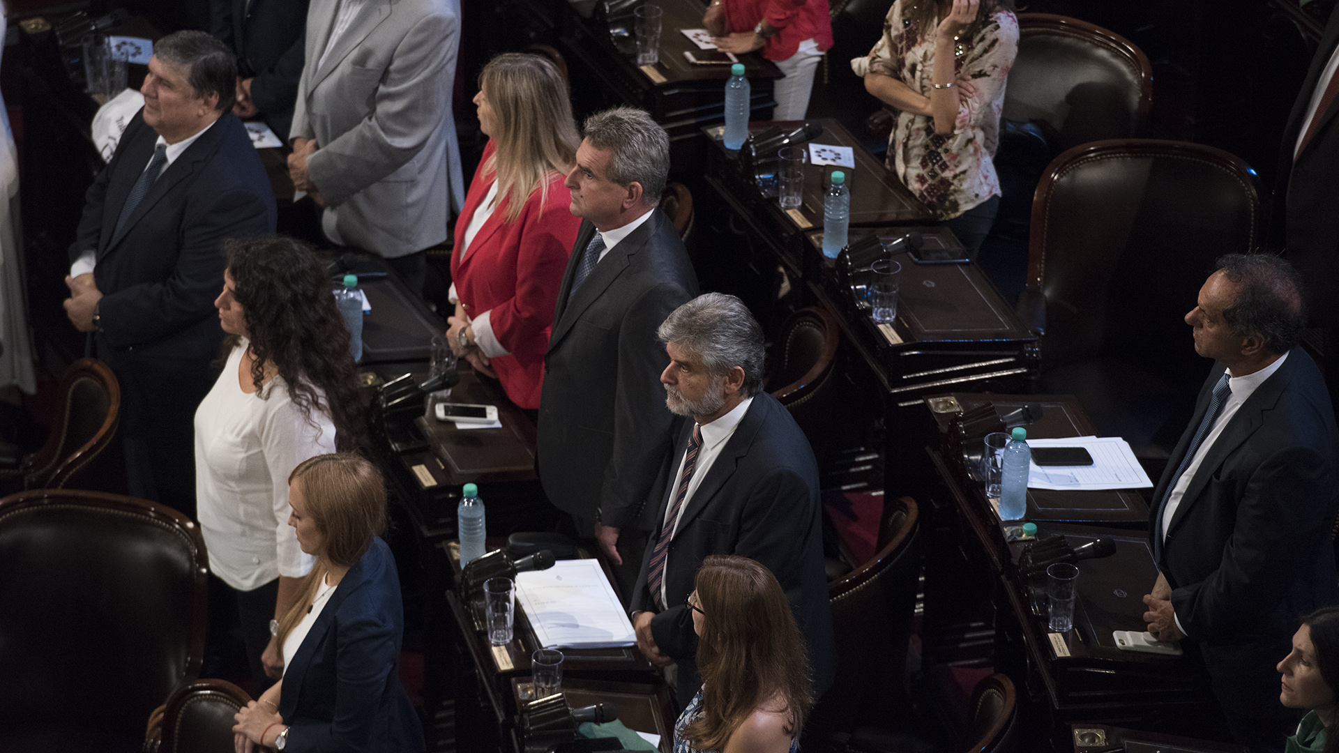Los referentes del bloque kirchnerista Rossi y Filmus durante el minuto de silencio por el ARA San Juan