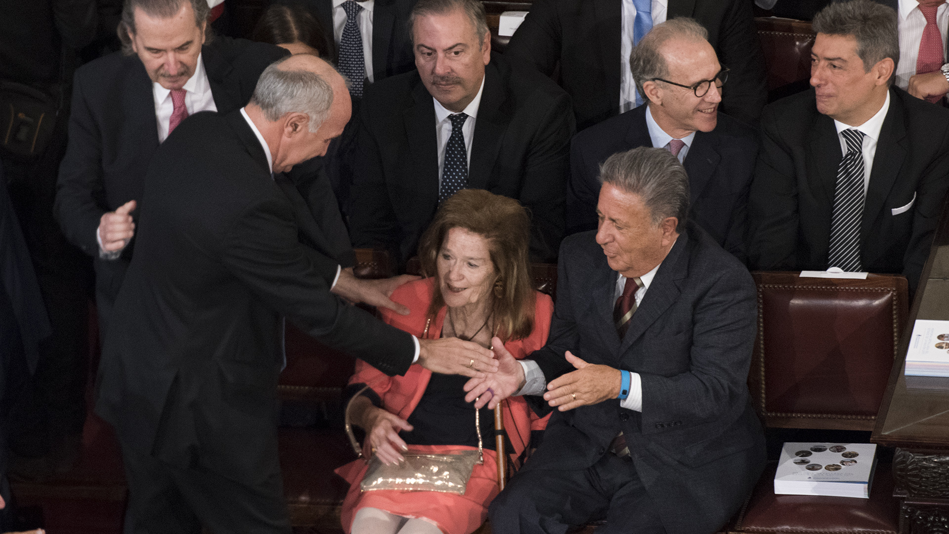 Con Elena Highton en el medio, Ricardo Lorenzetti saluda a Eduardo Duhalde
