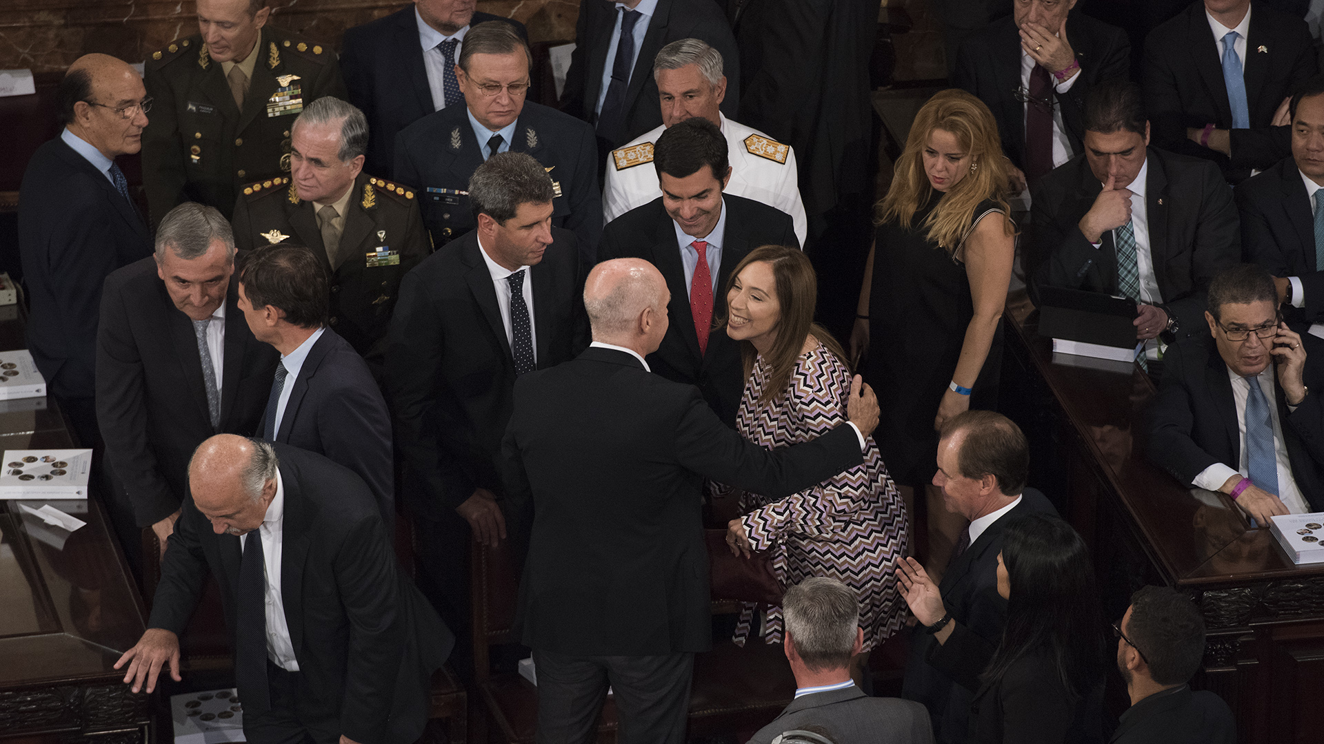 María Eugenia Vidal saluda a Horacio Rodriguez Larreta ante la mirada de Juan Manuel Urtubey y Sergio Uñac