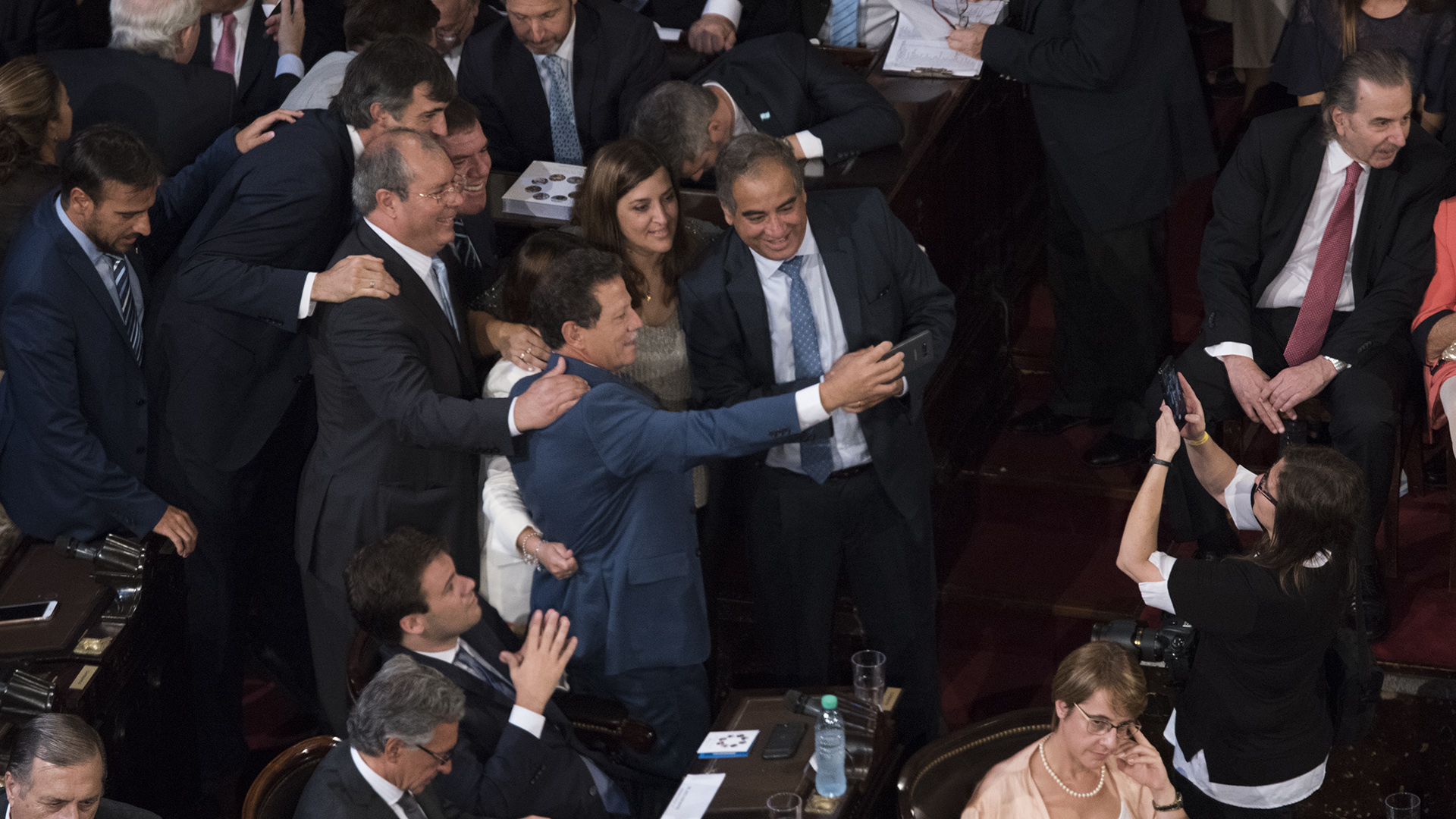 Esteban Bullrich, en el centro de una ‘selfie’ en el recinto