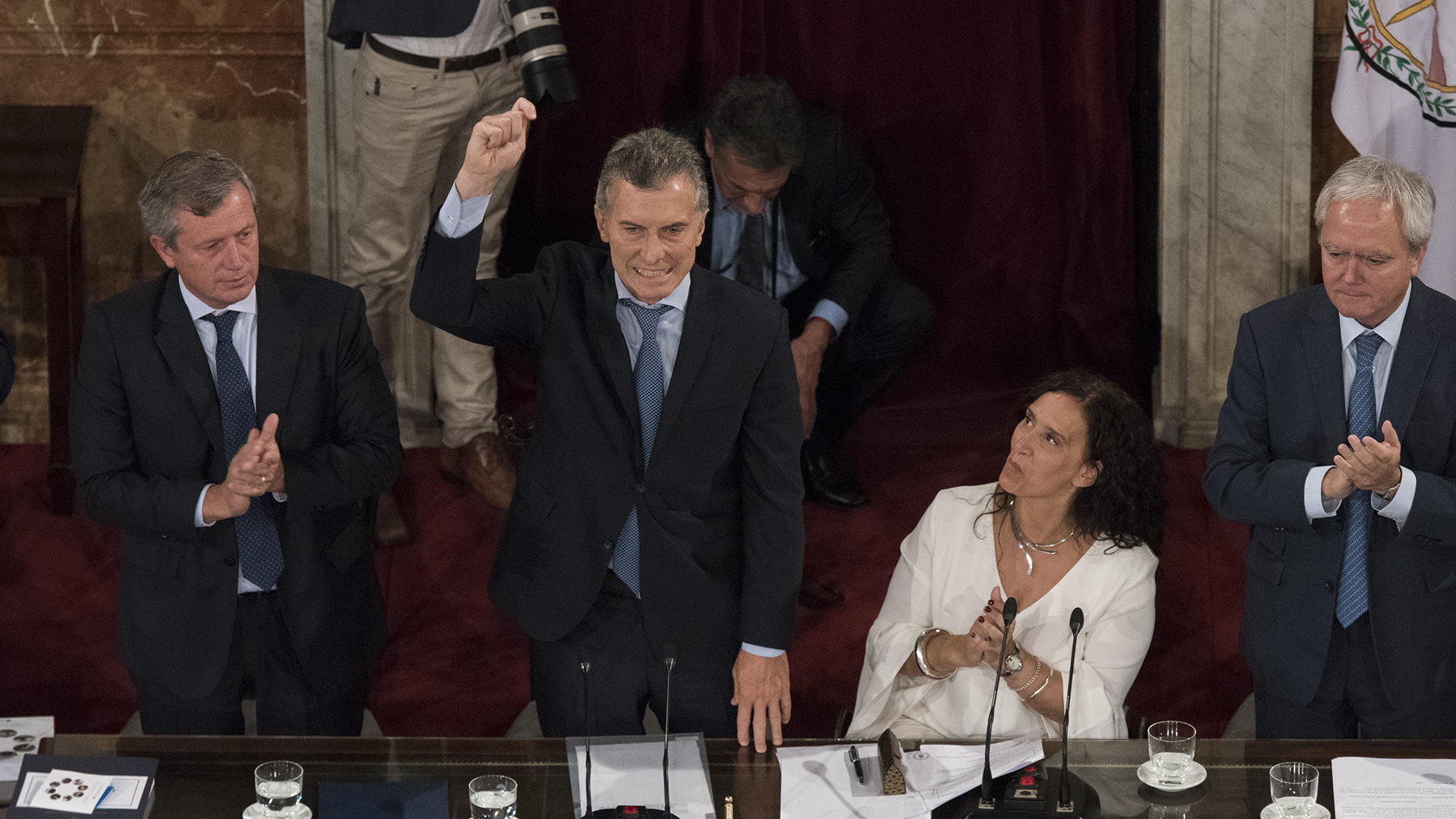 El Presidente escoltado por Monzó, Michetti y Pinedo