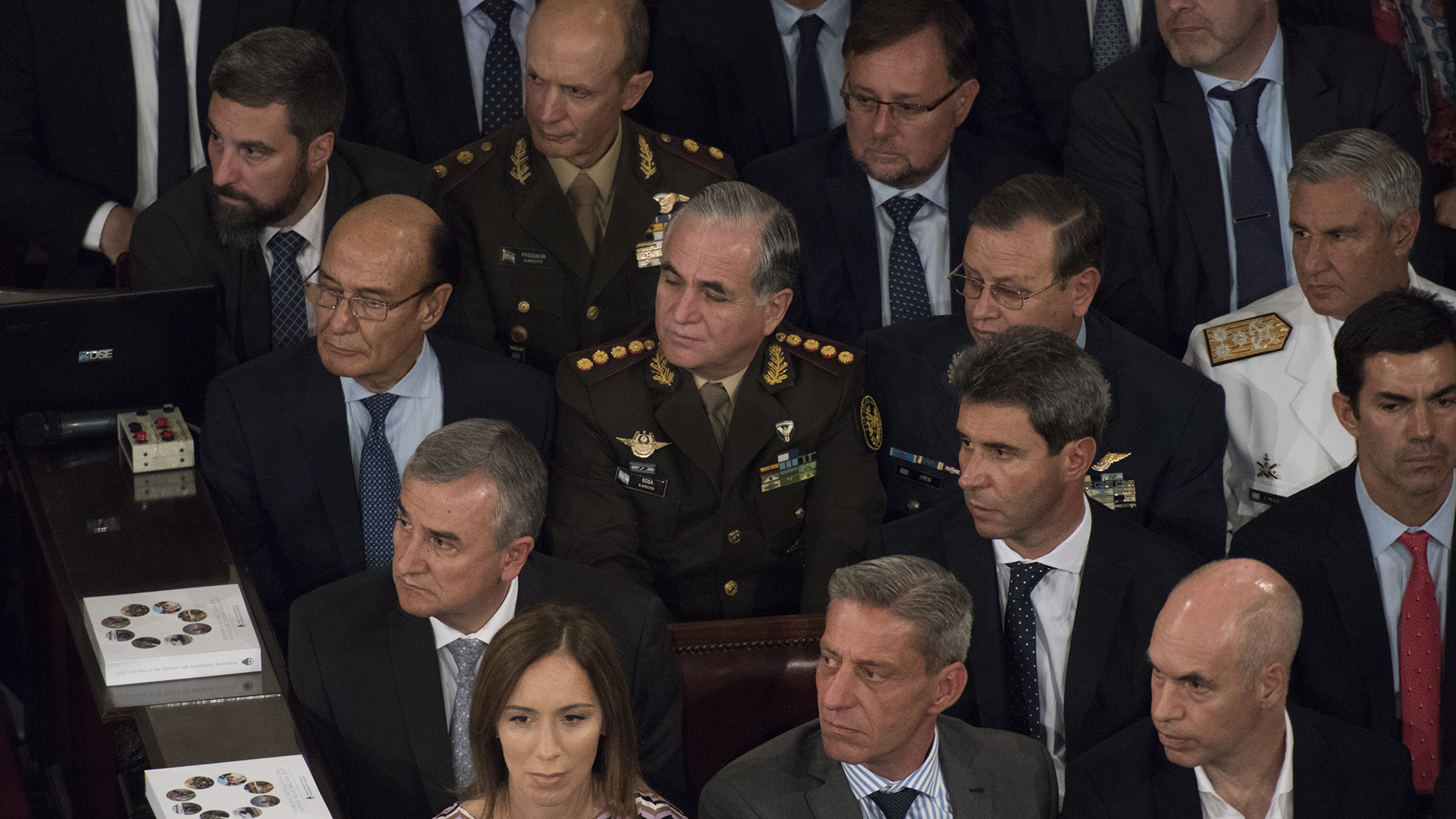 En el fondo, el flamante jefe del Ejército Claudio Pasqualini