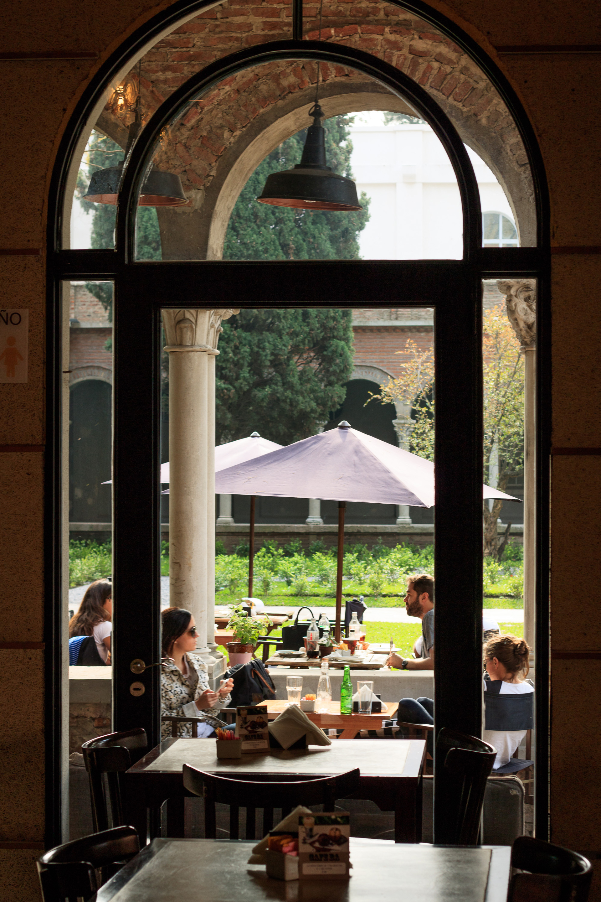 El café ofrece mesas tanto en el interior como el exterior para apreciar los jardines de La Abadía (Café BA)
