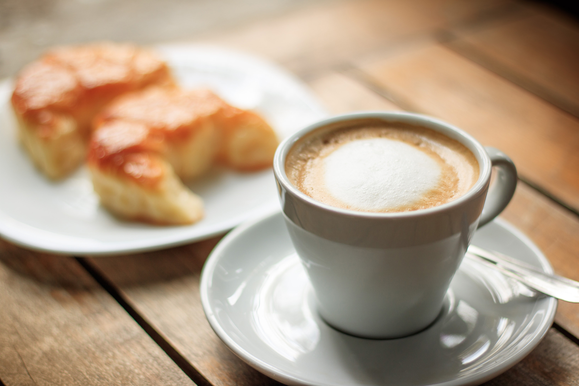El café con medialunas, un clásico para desayunar o merendar (Café BA)