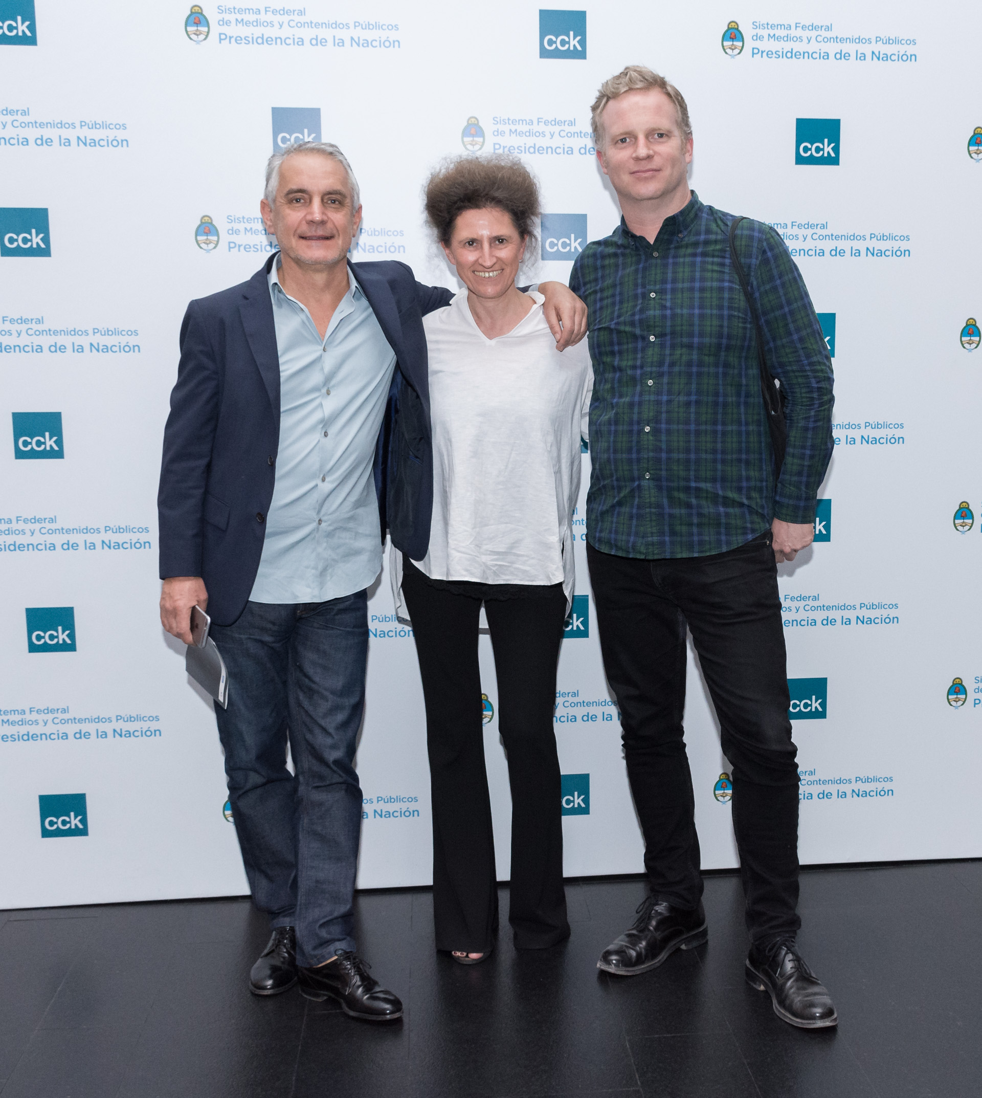 Herve Chandes -director general de Fundación Cartier-, junto a Grazia Quaroni -directora de colecciones – y Thomas Delamarre, curador de a muestra