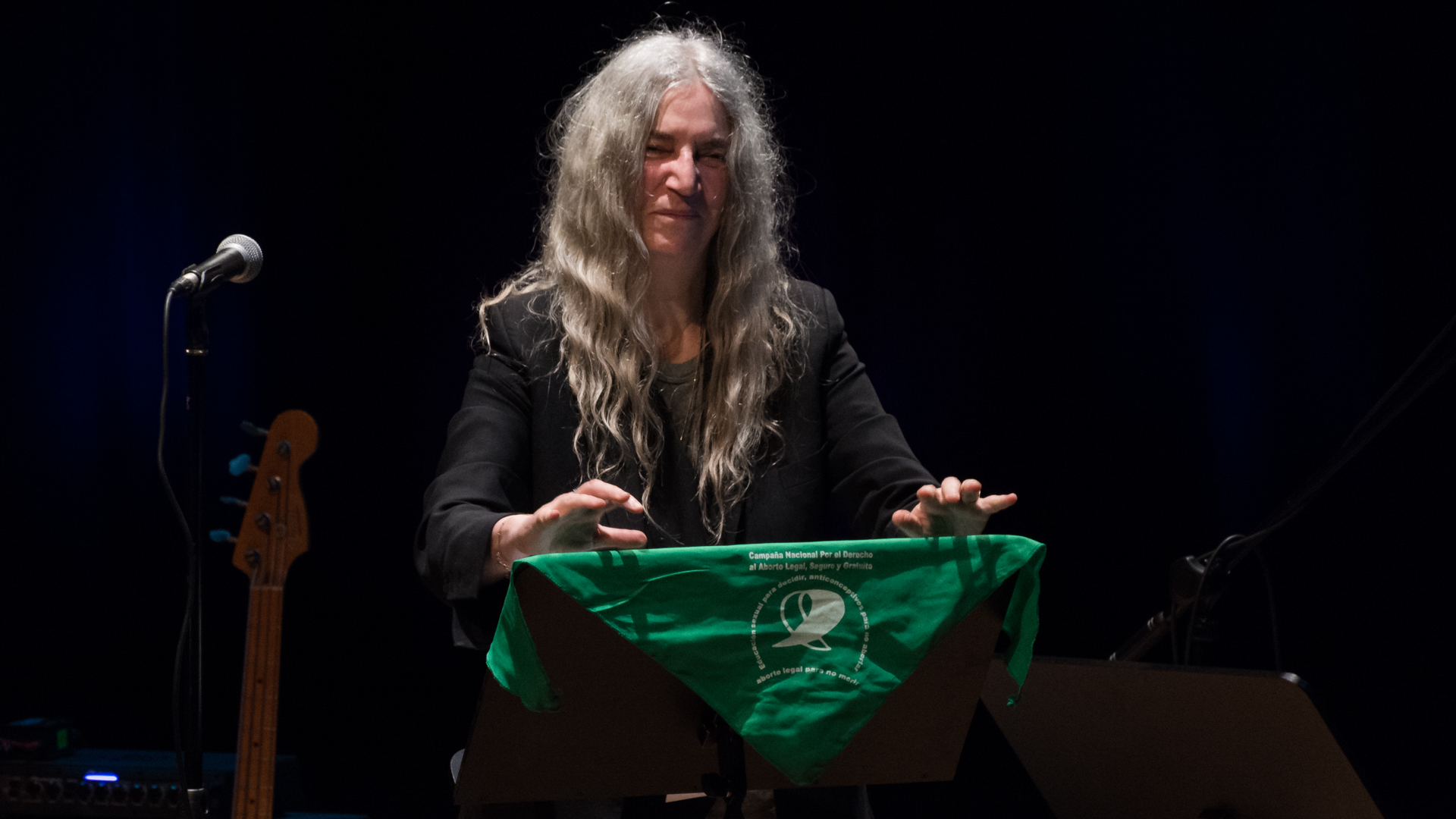 La bandana verde , que representa a las mujeres que reclaman para que el aborto gratuito sea ley,