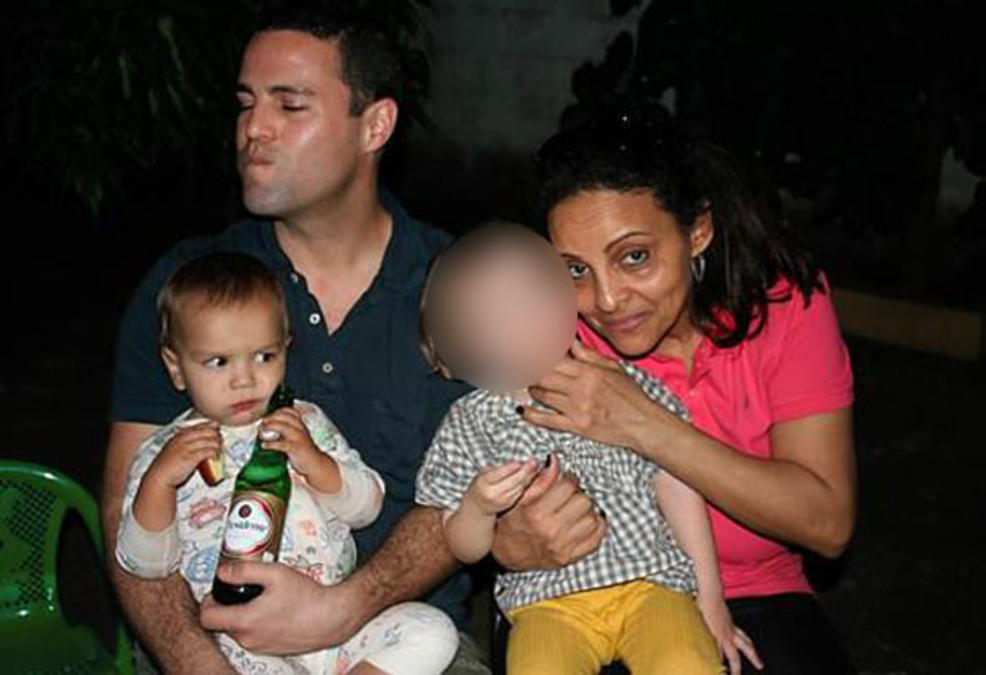 Kevin Krim, con su hijo Leo, y su tercera hija, la cual sobrevivió, en un viaje de vacaciones a la República Dominicana