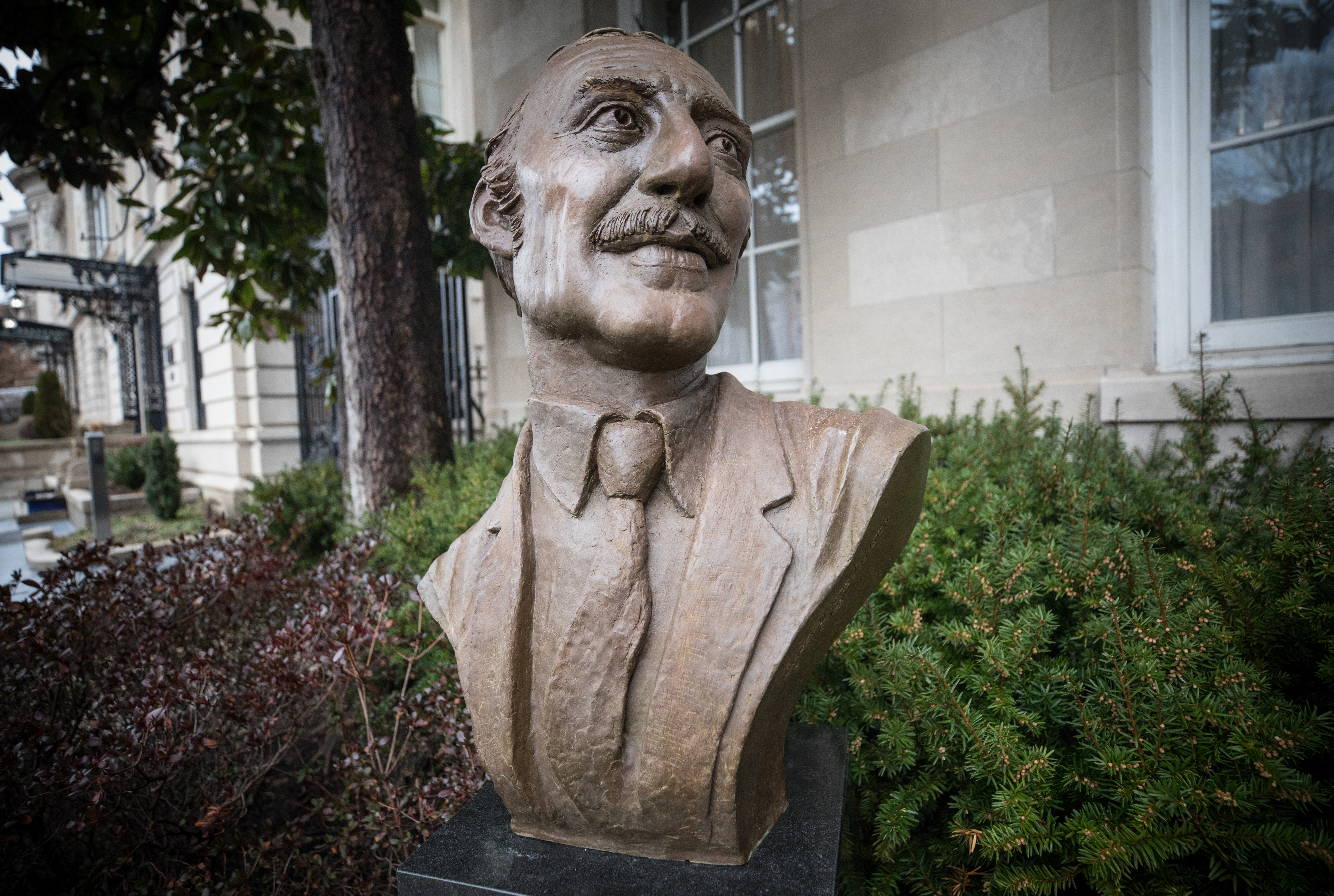 La nueva estatua de Orlando Letelier, el embajador chileno en Estados Unidos que fue asesinado en 1976 en Washington (Evelyn Hockstein / The Washington Post)