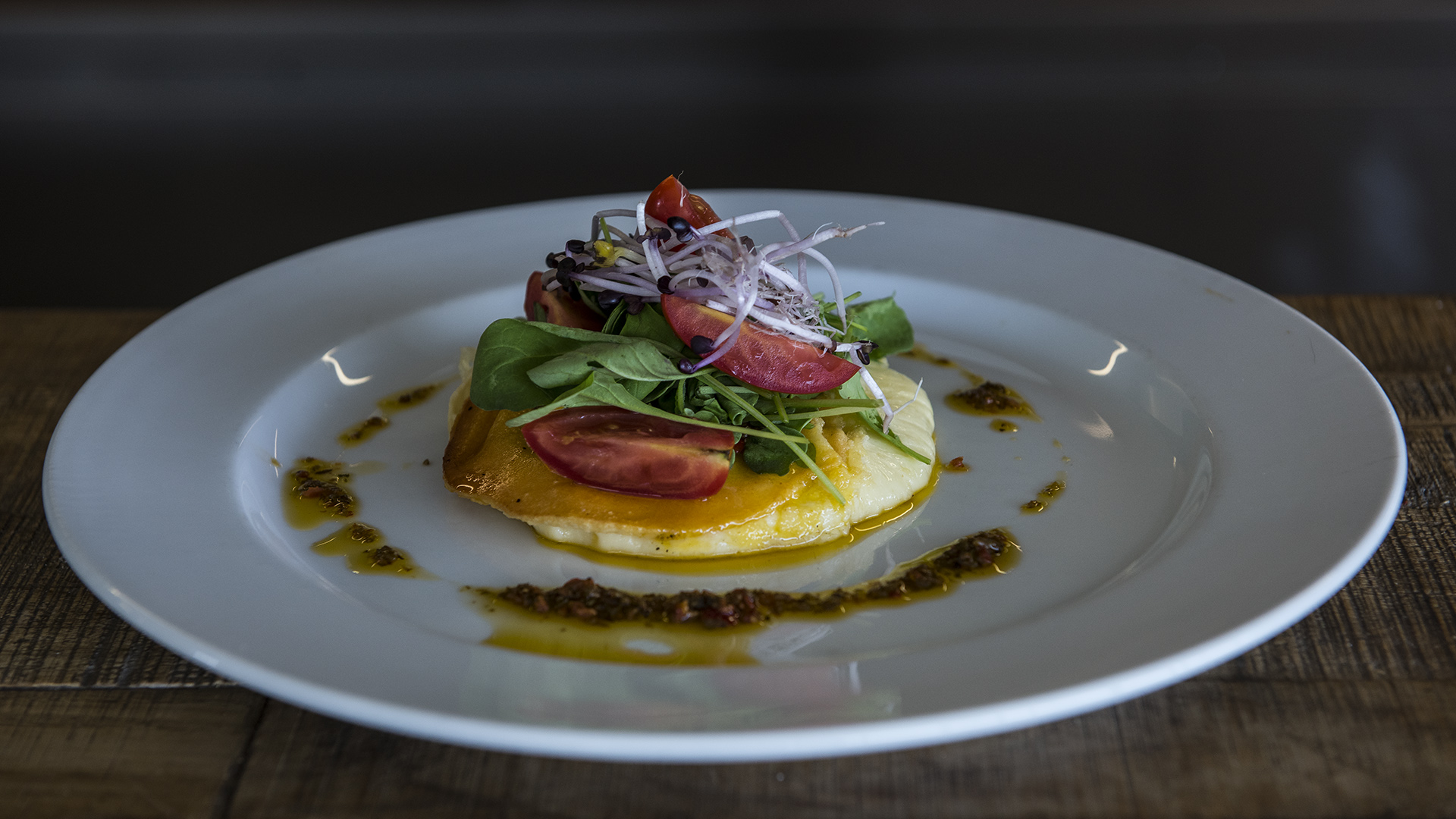 Diferentes delicias culinarias como la provoleta con mix de verdes son algunas de las propuestas del restó (Adrian Escandar)