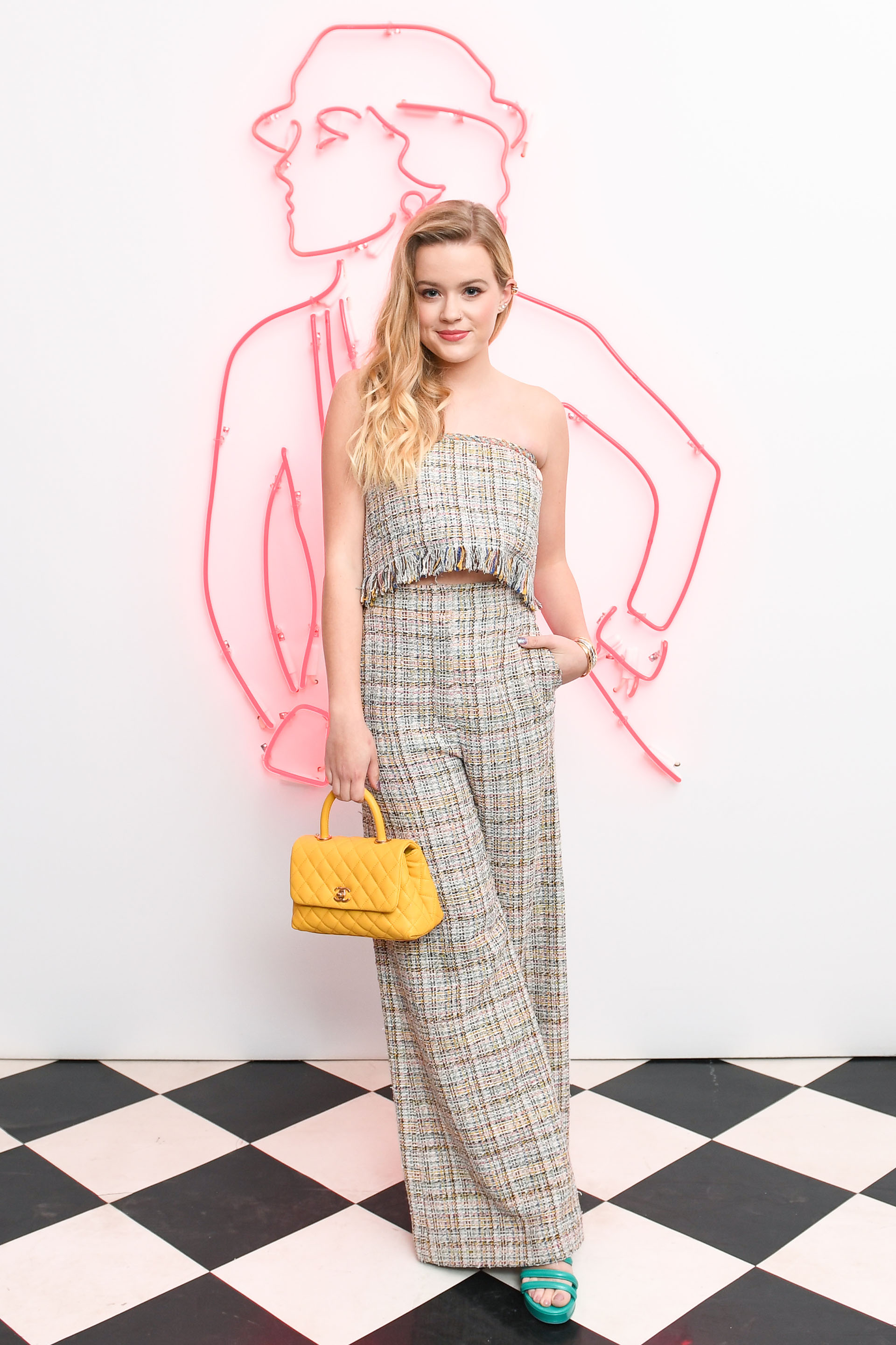 La centennial -Ava Phillipe – hija de Reese Witherspoony y Ryan Phillippe llevó pantalones y top de algodón en tweed multicolor