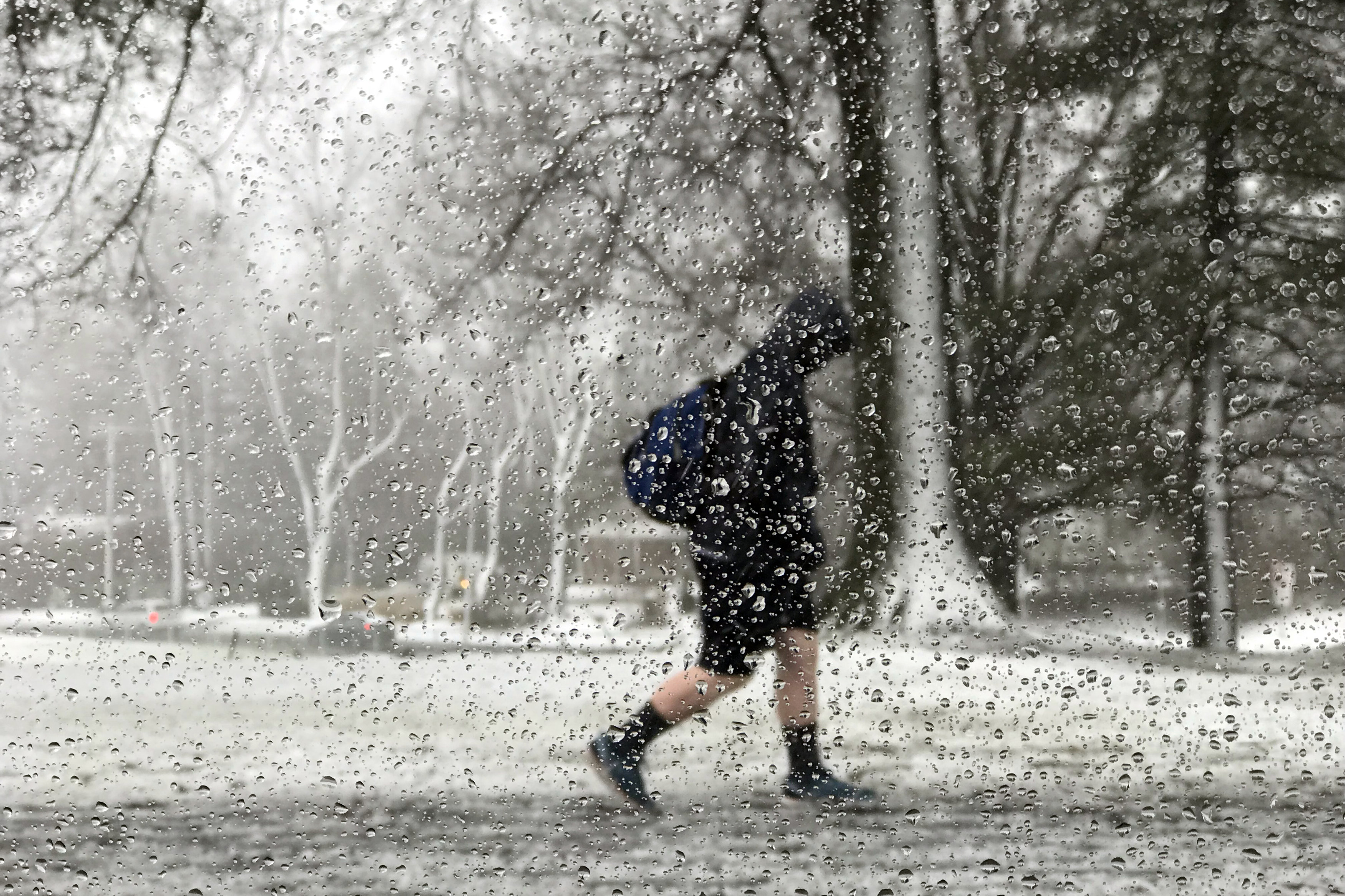 Un estudiante que camina por las calle de Newton, Pensilvania. (REUTERS/Suzanne Barlyn)