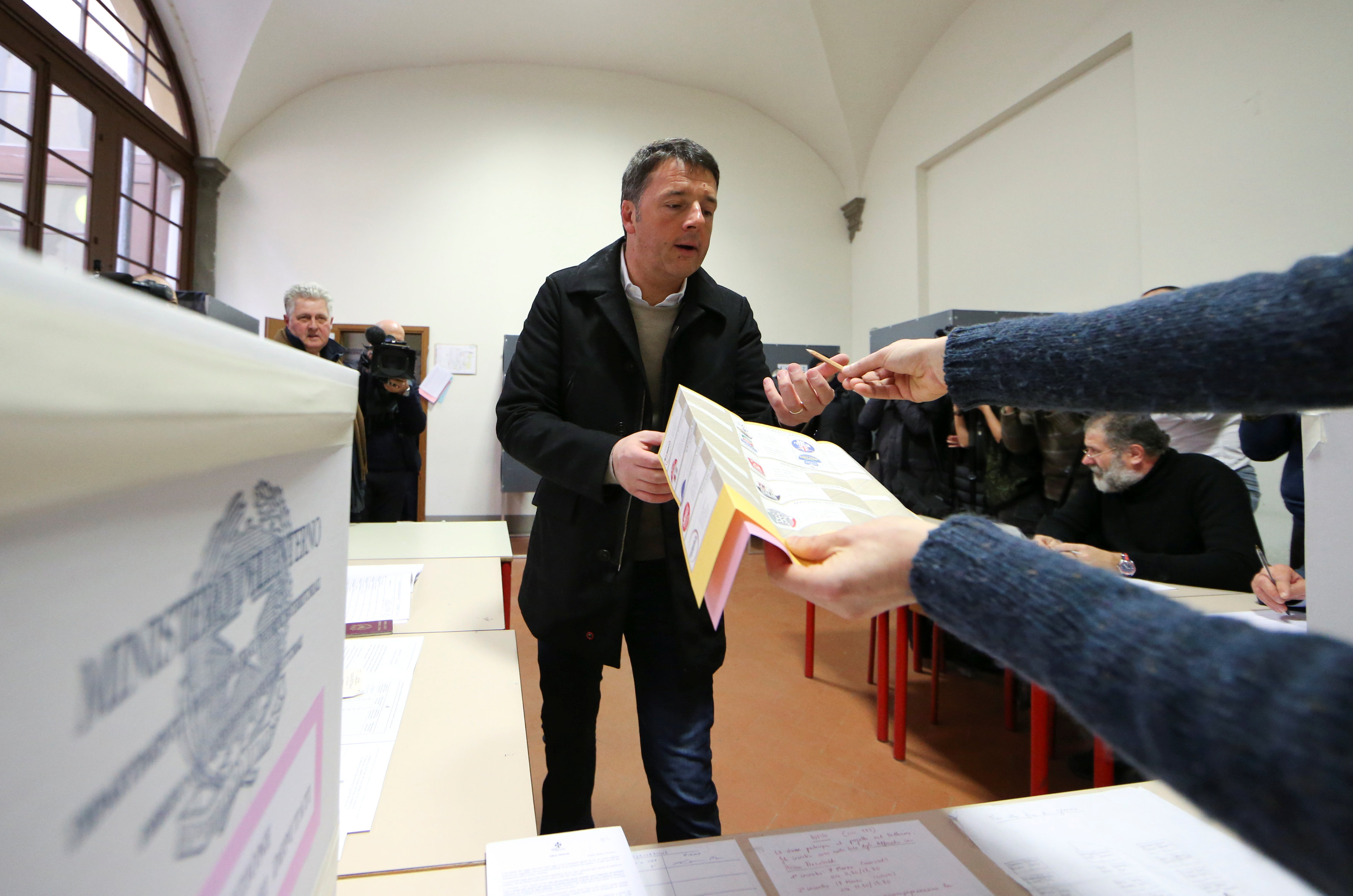 Matteo Renzi durante su voto (REUTERS/Alessandro Bianchi)