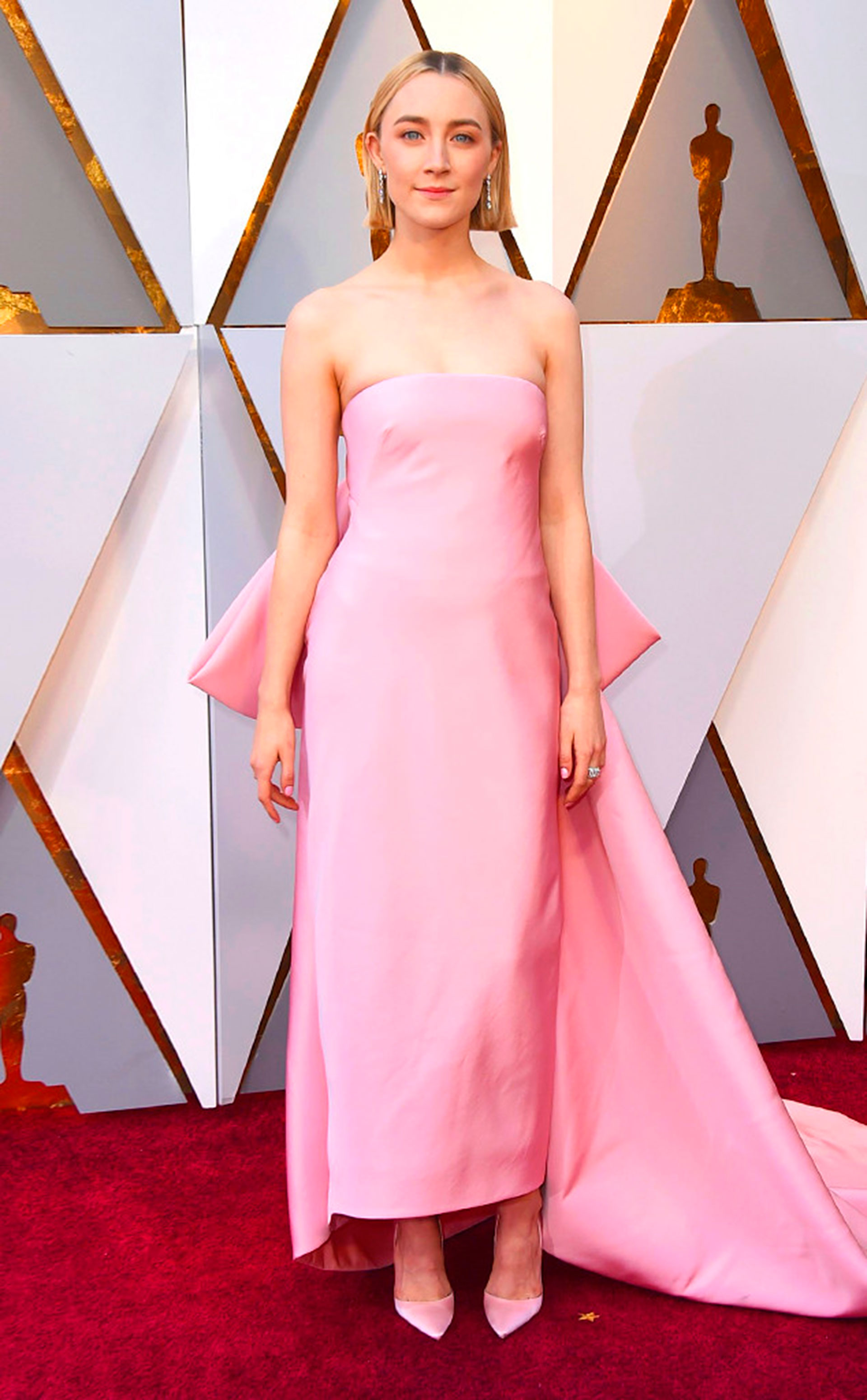 Saoirse Ronan en rosa (Foto gentileza E!)
