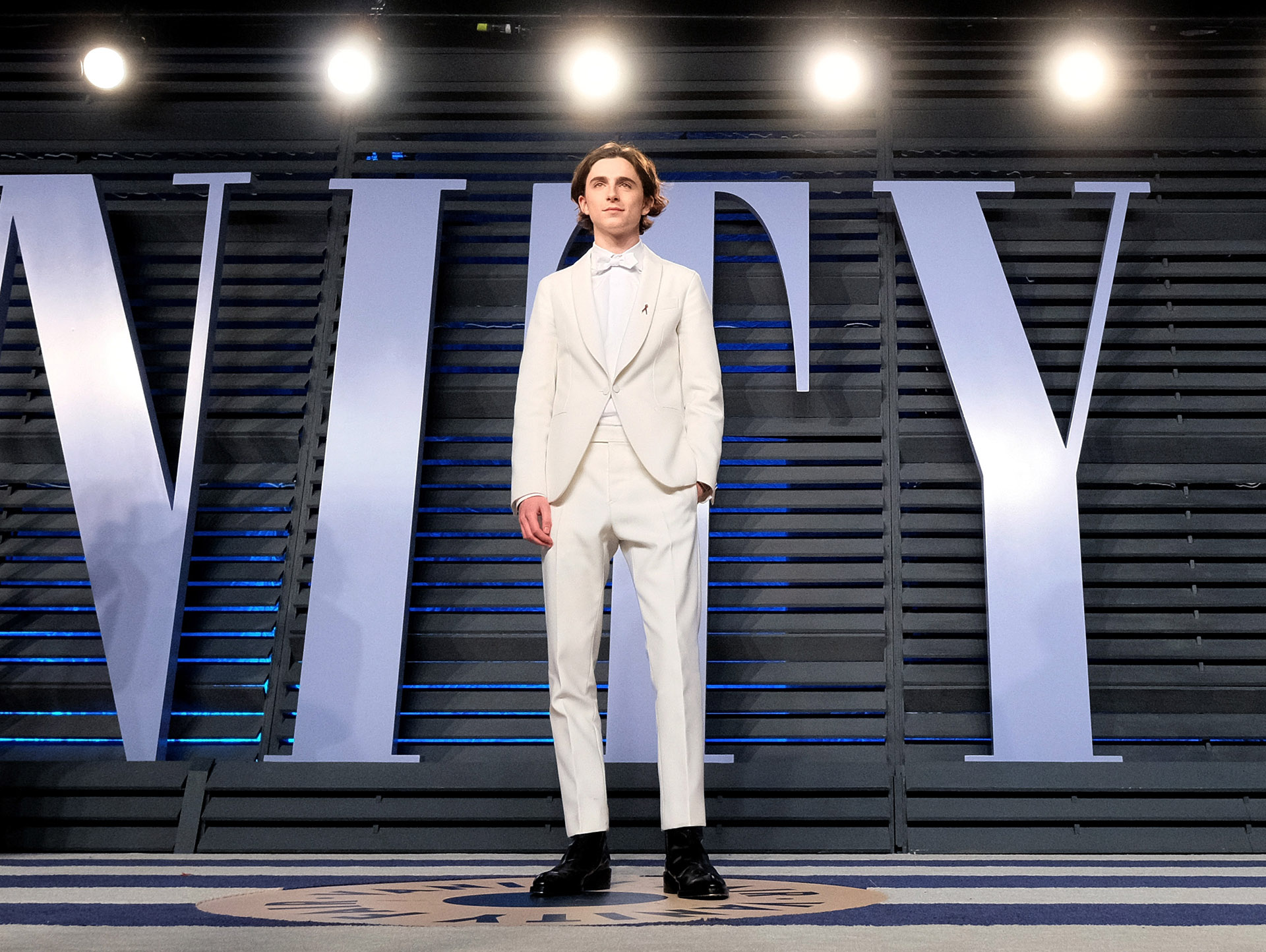 El actor revelación -Timothée Chalamet- nominada a mejor actor por su interpretación en ‘Call me by your name ‘ sorprendió con un smoking en total white.
