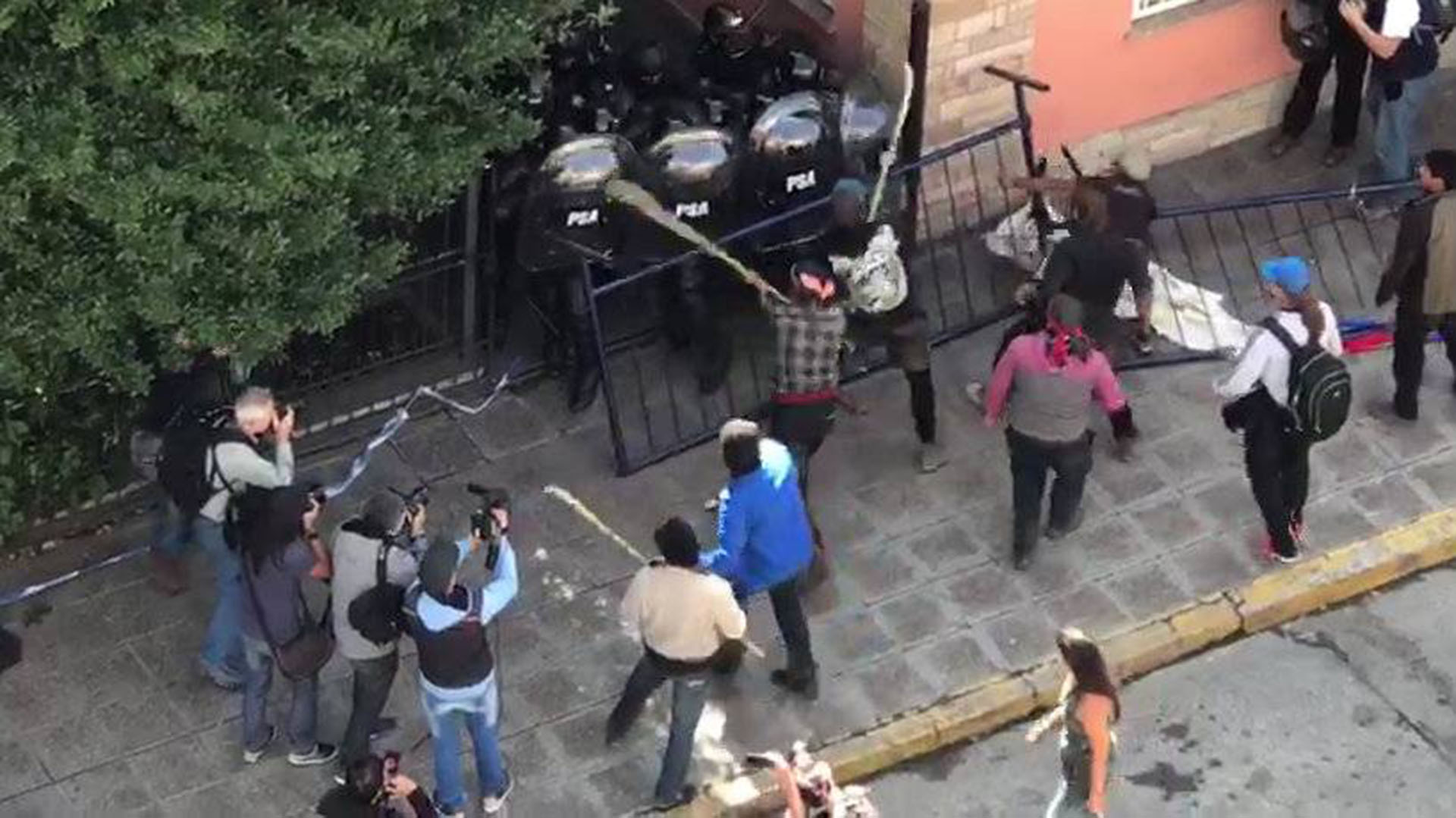 Hubo incidentes en Bariloche cuando se conoció el fallo de primera instancia que allanó su extradición