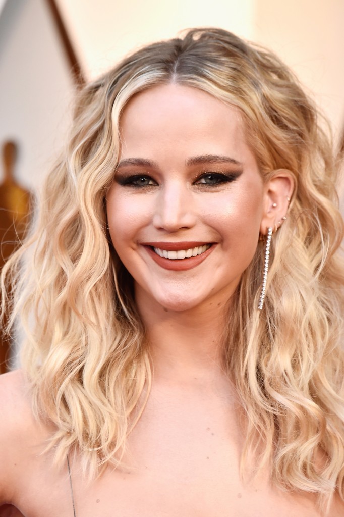 Sus aros con un diamante y en oro blanco de 18kilates. (Fotos por Frazer Harrison/Getty Images)