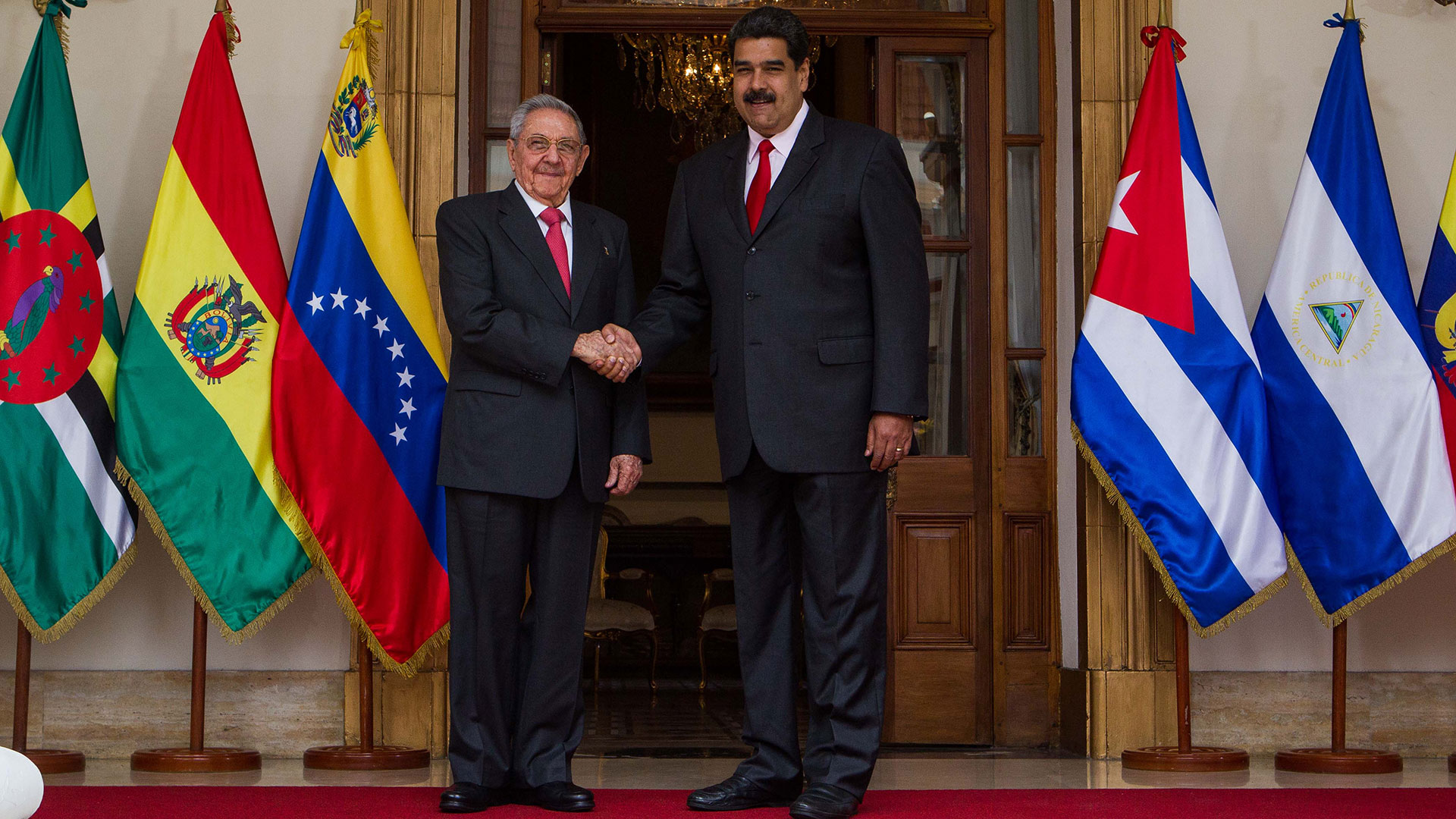 Raúl Castro junto a Nicolás Maduro (EFE)