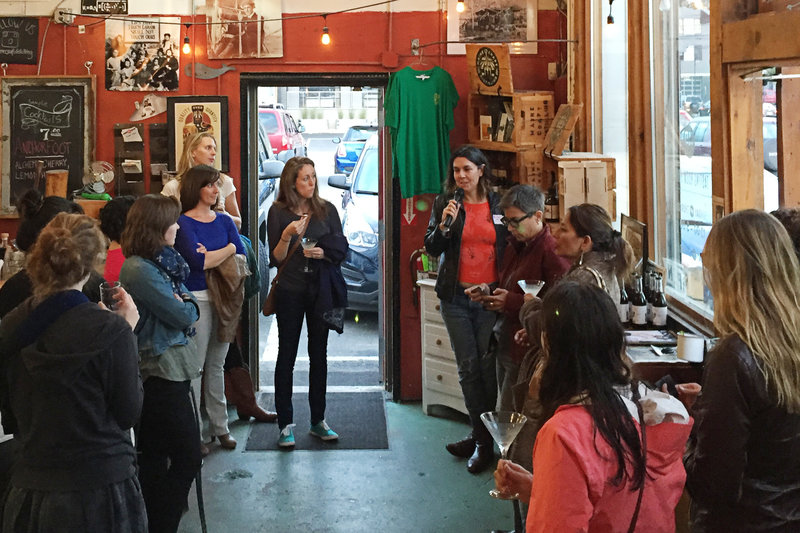 Adulting Collective comenzó en Portland, Maine, como pequeñas lecciones y autoayuda en bares y restaurantes. (Foto cortesía de Rachel Weinstein)