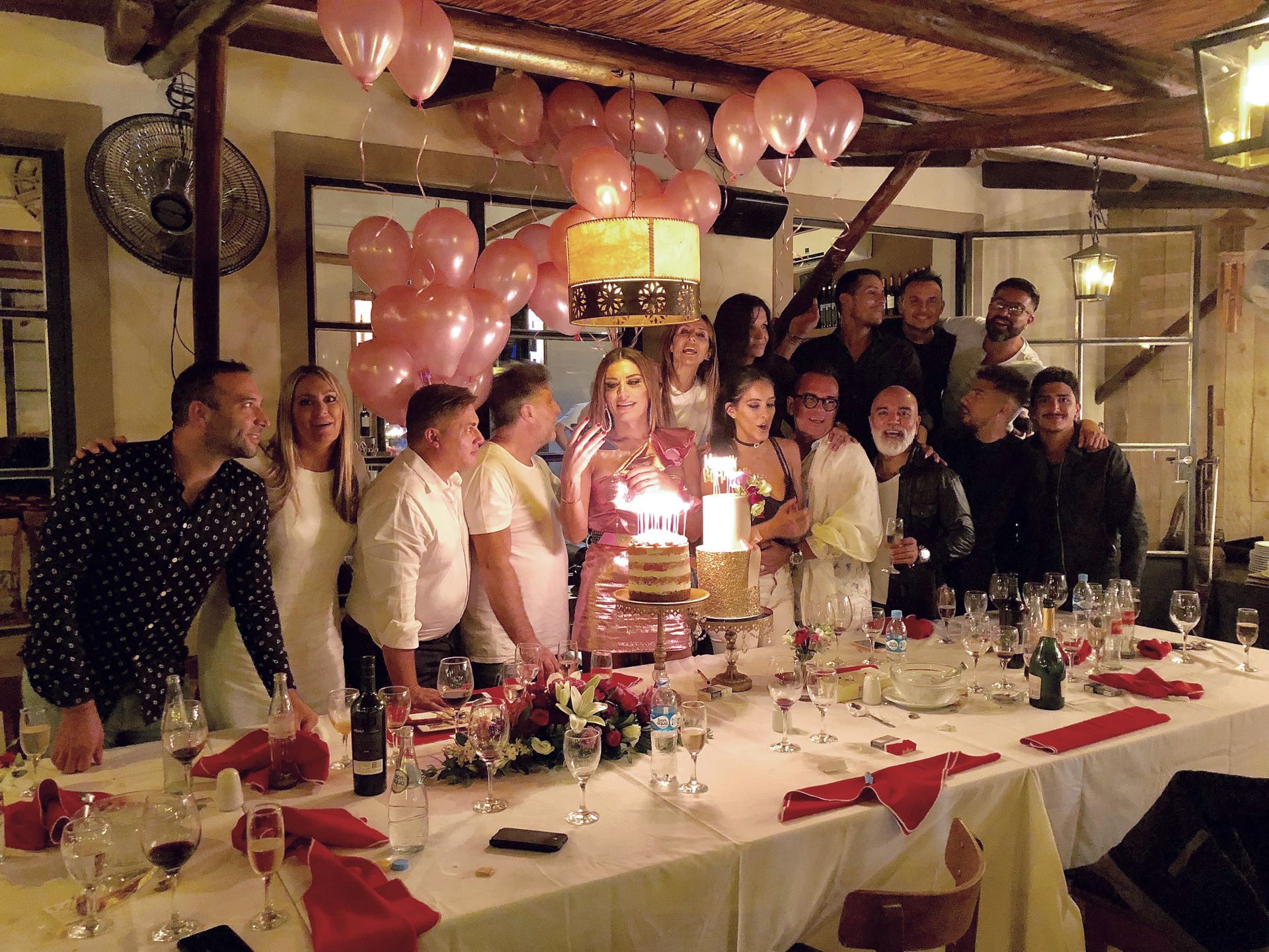 El festejó en el restó Pueblo Mío junto a su marido, Pablo, y sus íntimos (Fotos Agencia AB)