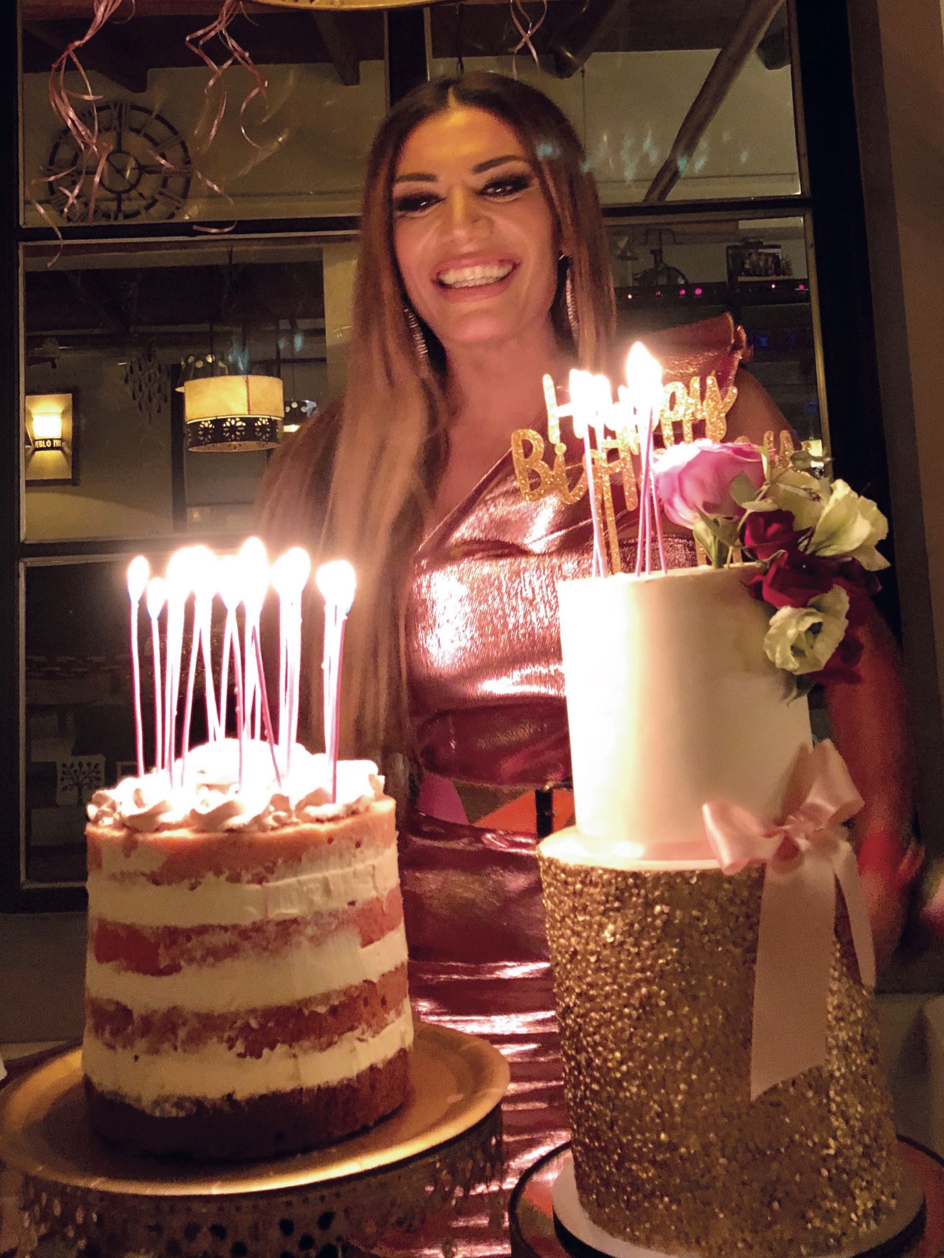 Flor de la V festejó en el restó Pueblo Mío junto a su marido, Pablo, y sus íntimos. “Fue uno de los mejores festejos de mi vida. Recibí miles de llamados, y el público me emocionó. Los años dan solidez interna, y hoy me elijo más que nunca”. Una temporada –y un año– más para la actriz. (Foto Agencia AB)