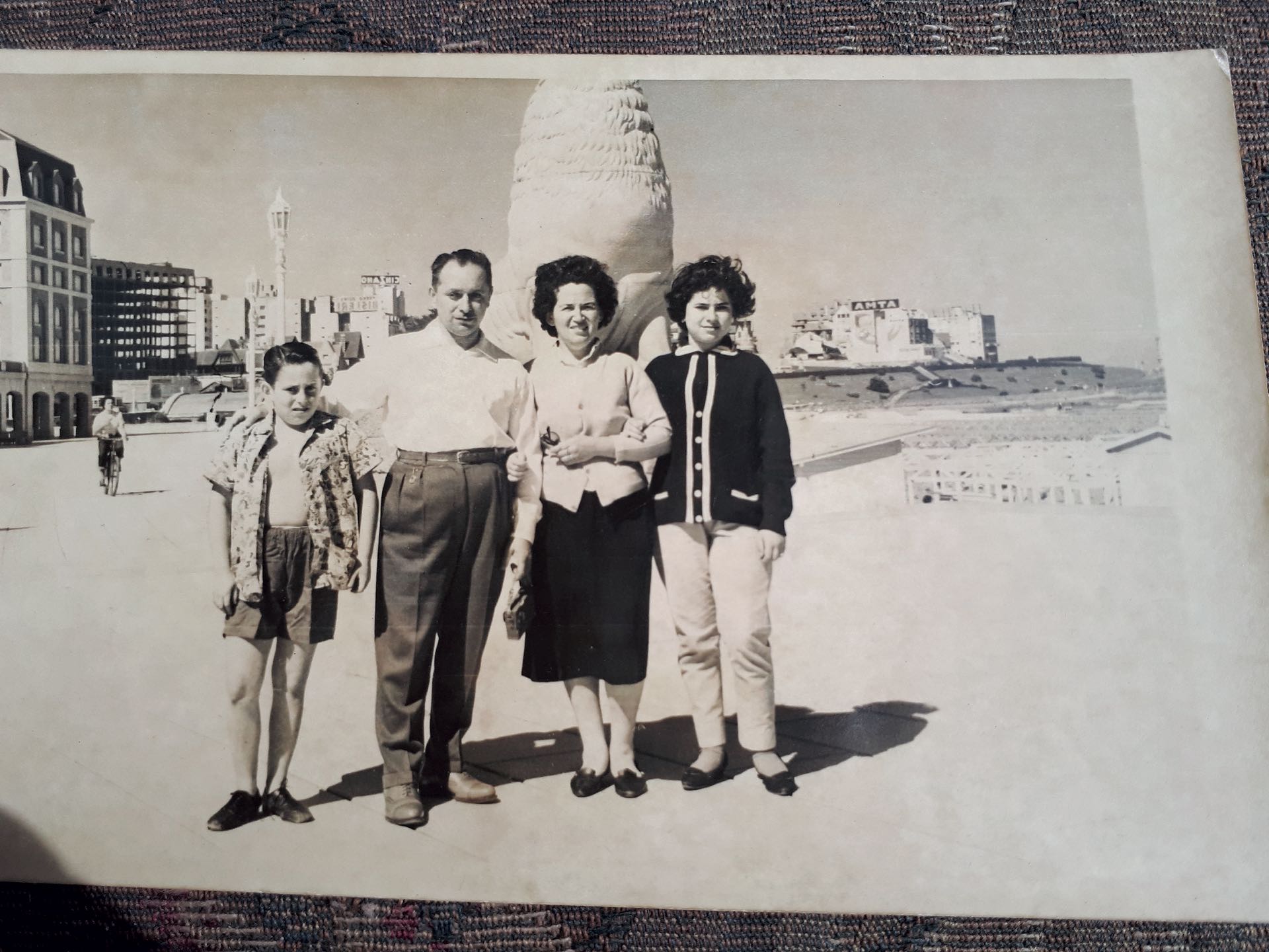 En Mar del Plata, con sus padres (Benjamín Guinzburg y Eugenia Bartseld) y su hermana mayor, Mirta. (Foto Archivo GENTE)