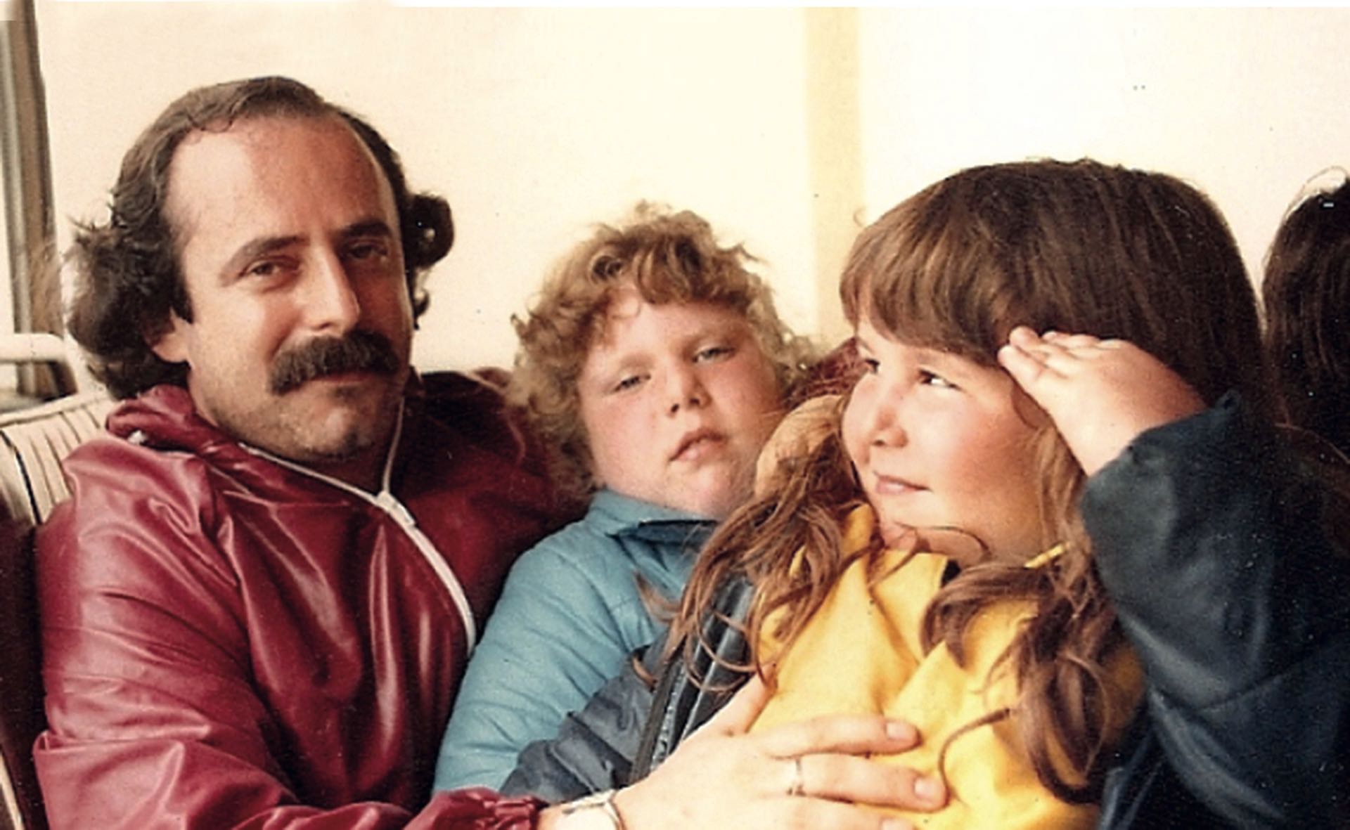 mana mayor, Mirta. 3. Cuando se casó por primera vez, en 1972, con Dora Beatriz Ryng. 4. Junto a sus dos hijas mujeres, fruto de su relación con Bety: Soledad (nacida en 1975) y Malena (1978) (Foto Archivo GENTE)