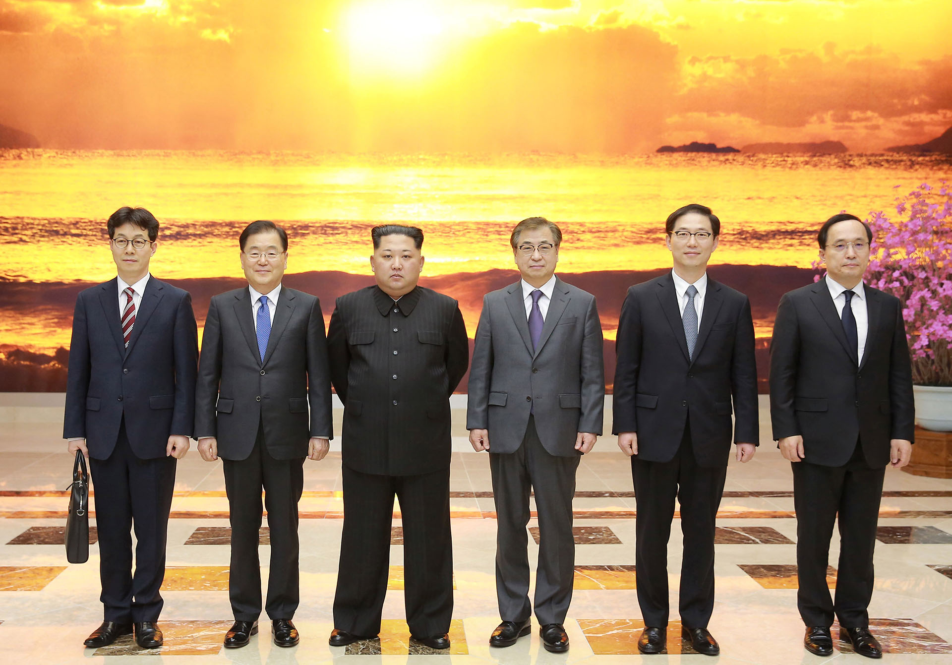 Kim Jong-un posa con la delegación de funcionarios surcoreanos