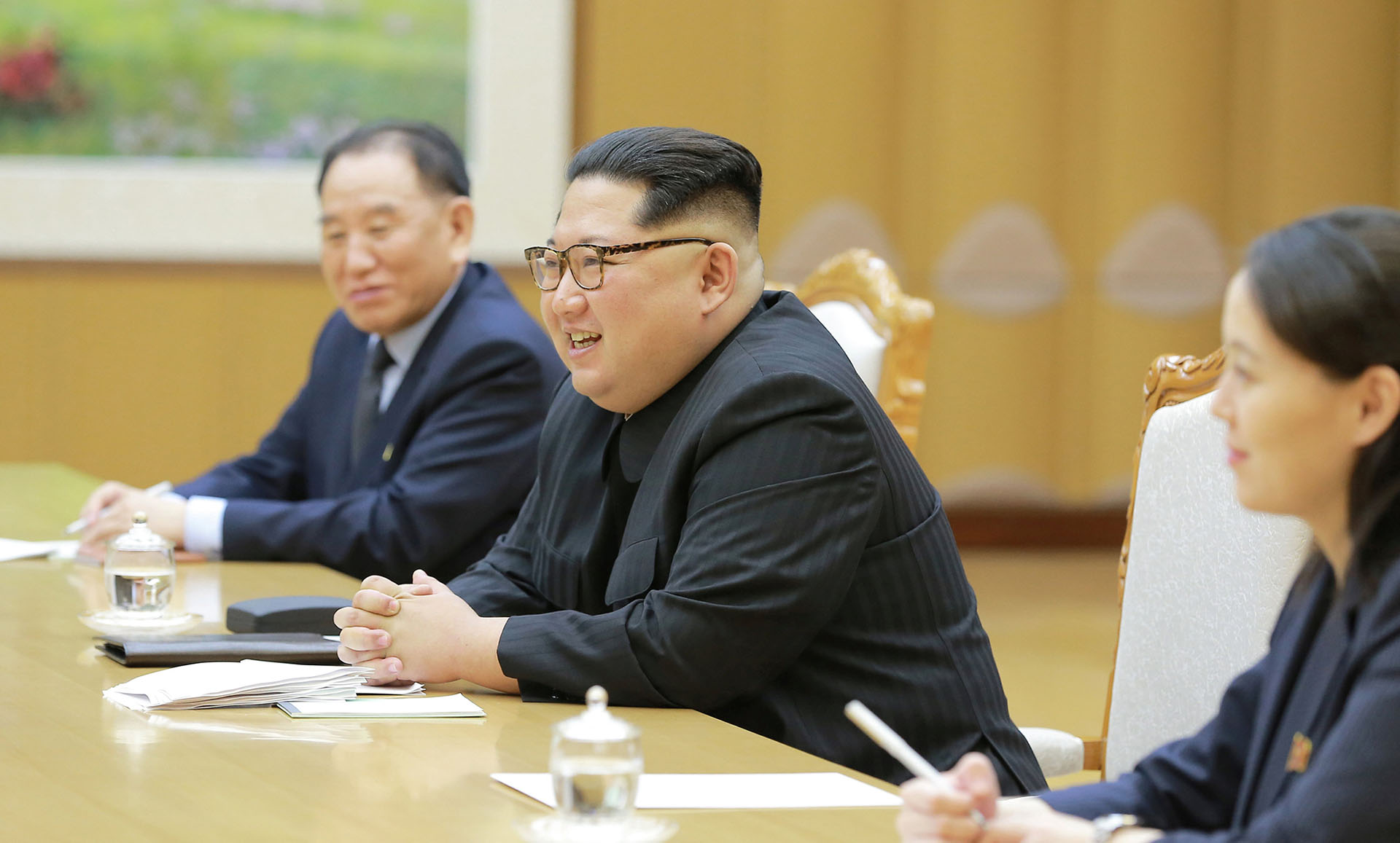 Kim, acompañado de su hermana, que viajó recientemente a Corea del Sur para la clausura de los Juegos Olímpicos, participó también en las mesas de diálogo