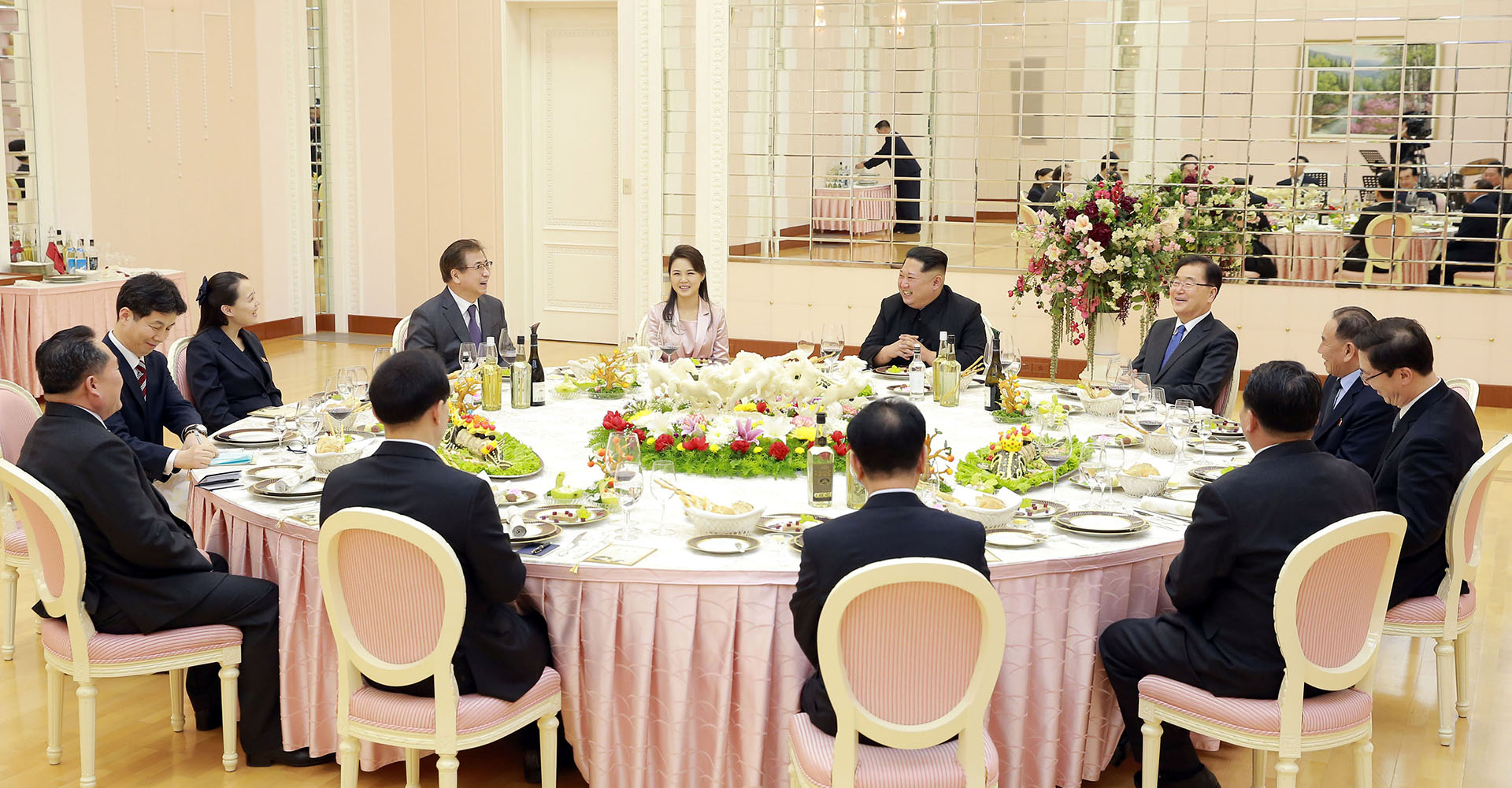 En la cena, a la que asistieron Chung y el resto de delegados, el líder norcoreano estuvo acompañado por su esposa, Ri Sol-ju, y su hermana, Kim Yo-jong
