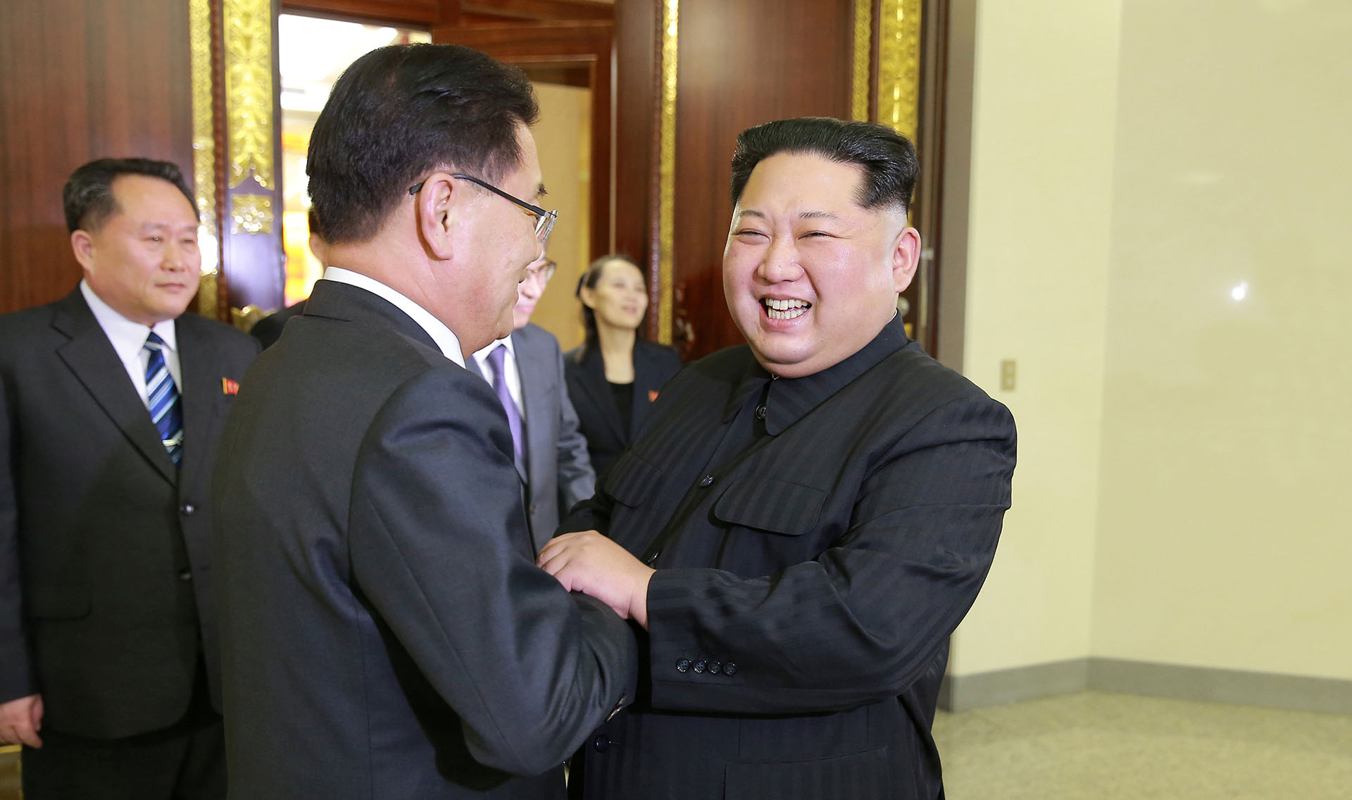 Kim Jong-un saluda al líder de la delegación surcoreana, Chung Eui-yong