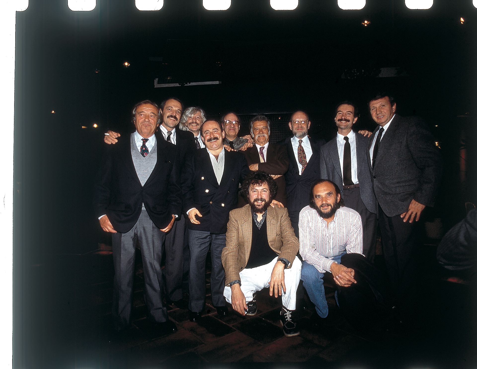 Jorge, un grande entre los grandes, posa junto a leyendas del humorismo argentino. Entre ellos, los maravillosos Les Luthiers, Tato Bores, Quino, Luis Landriscina y el Negro Fontanarrosa. Con éste último compartía la página de historietas de Clarín: el rosarino tenía su clásico chiste de una viñeta, mientras que Jorge hacía el guion de Diógenes y el Linyera (junto con Carlos Abrevaya) y dibujo de Tabaré. (Foto Archivo GENTE)
