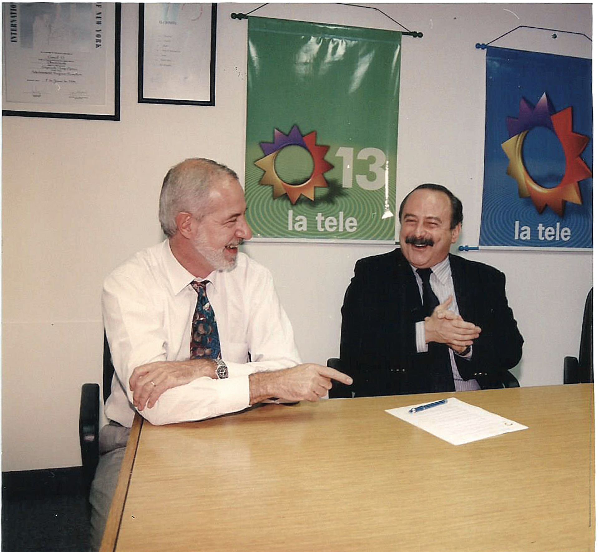 Firmando un contrato con Hugo Di Guglielmo, gerente de programación de Canal 13 y luego entrañable amigo. (Foto Archivo GENTE)