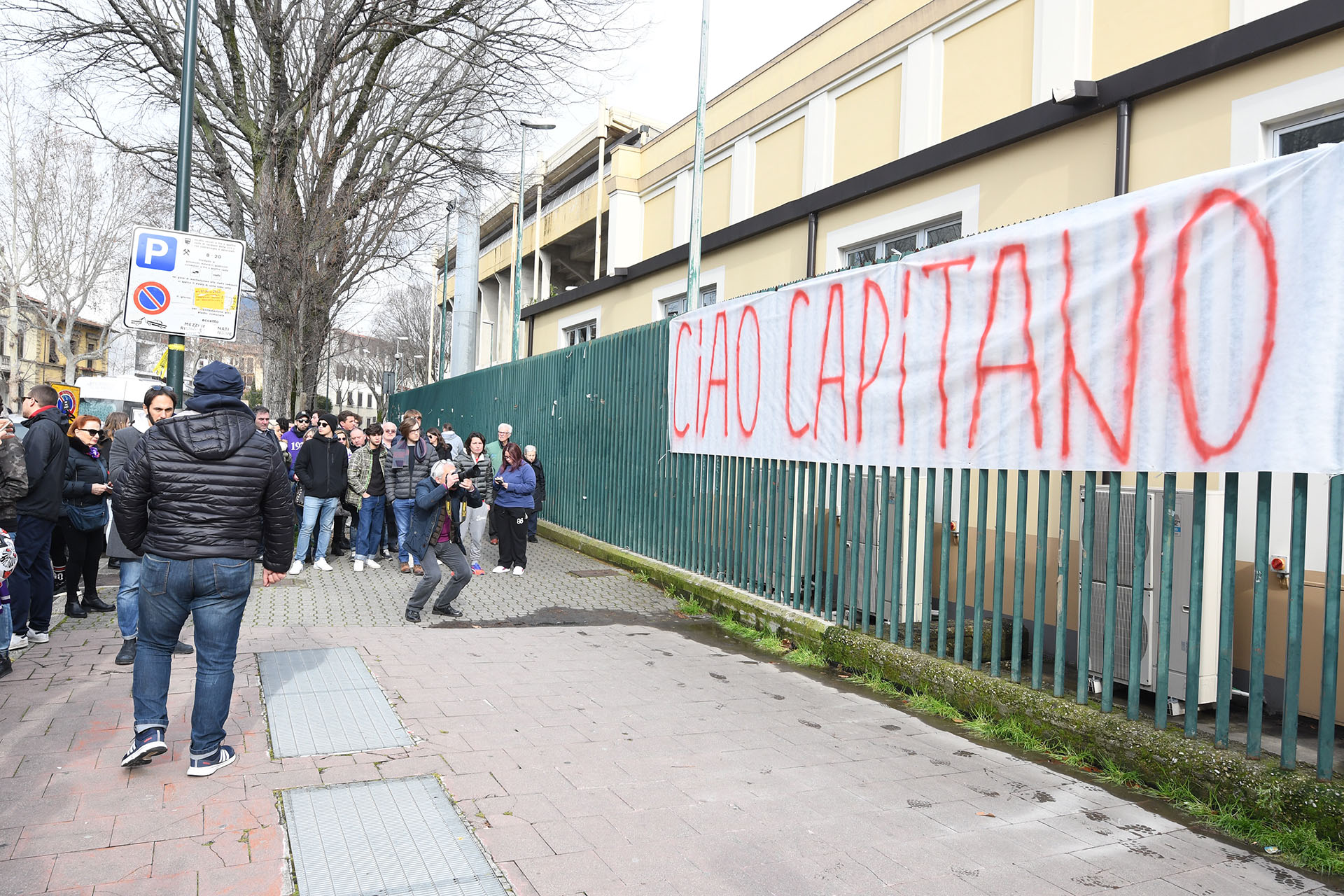 Los simpatizantes de Fiorentina se acercaron al Artemio Franchi para despedir al capitán Davide Astori (AFP)
