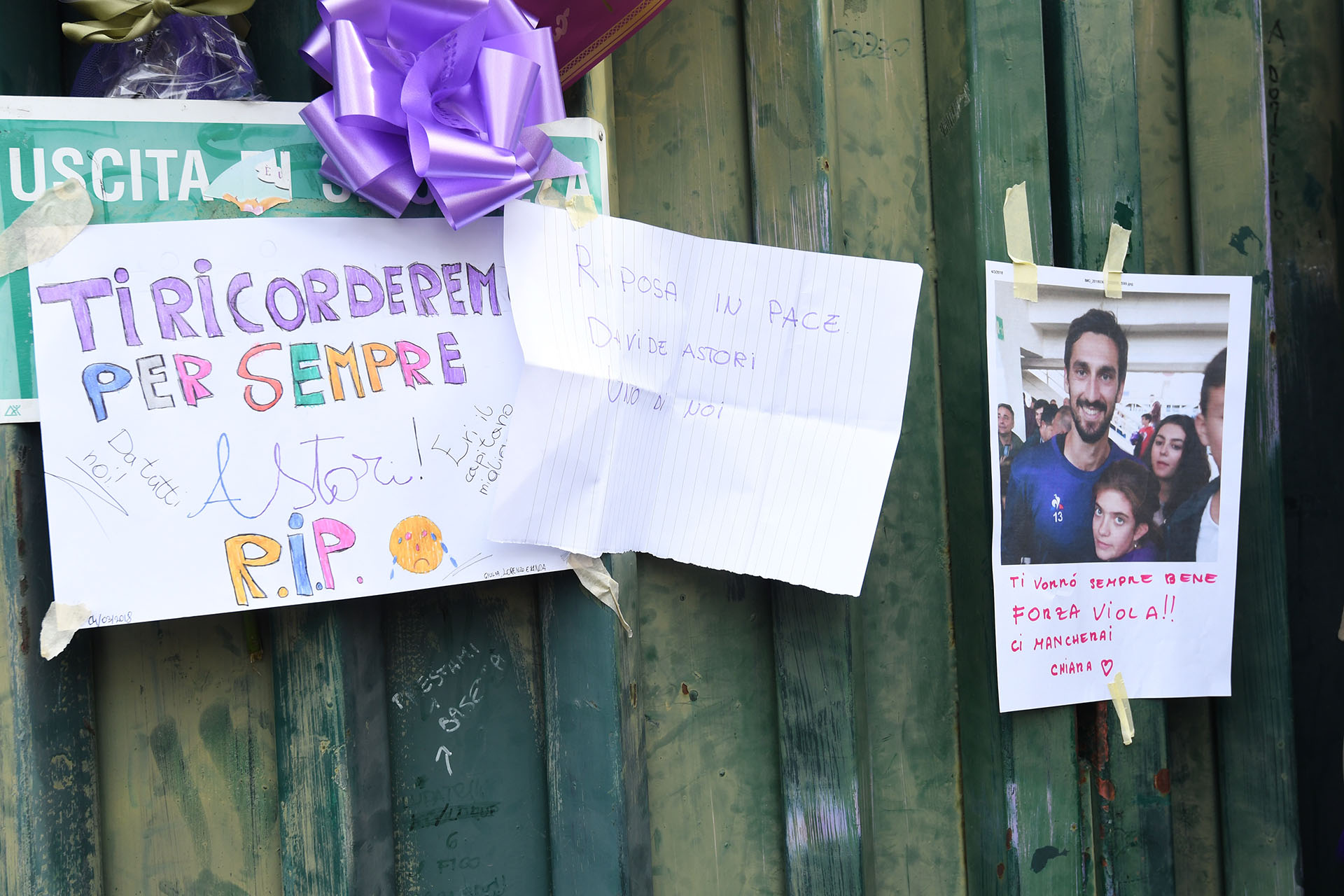 Los simpatizantes de Fiorentina se acercaron al Artemio Franchi para despedir al capitán Davide Astori (AFP)