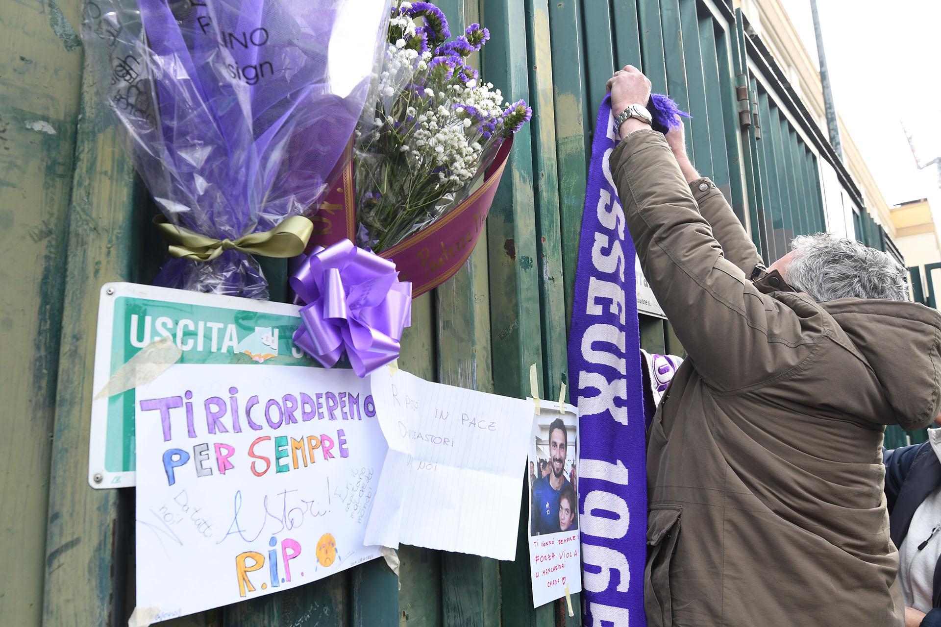 Los simpatizantes de Fiorentina se acercaron al Artemio Franchi para despedir al capitán Davide Astori (AFP)