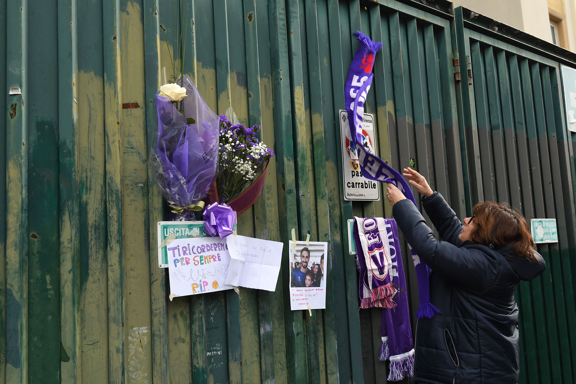 Los simpatizantes de Fiorentina se acercaron al Artemio Franchi para despedir al capitán Davide Astori (AFP)