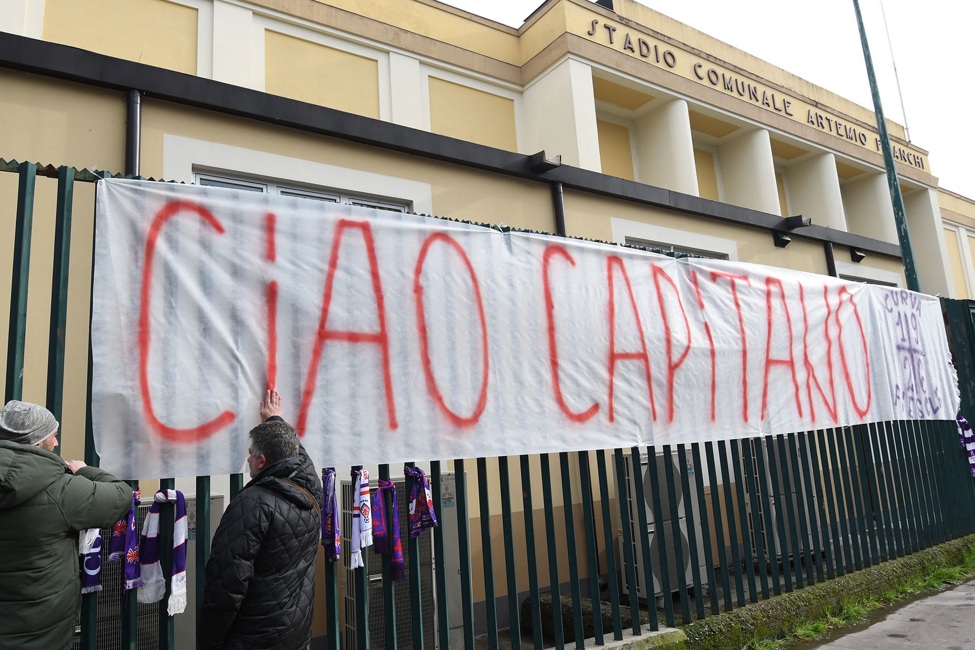 Los simpatizantes de Fiorentina se acercaron al Artemio Franchi para despedir al capitán Davide Astori (AFP)