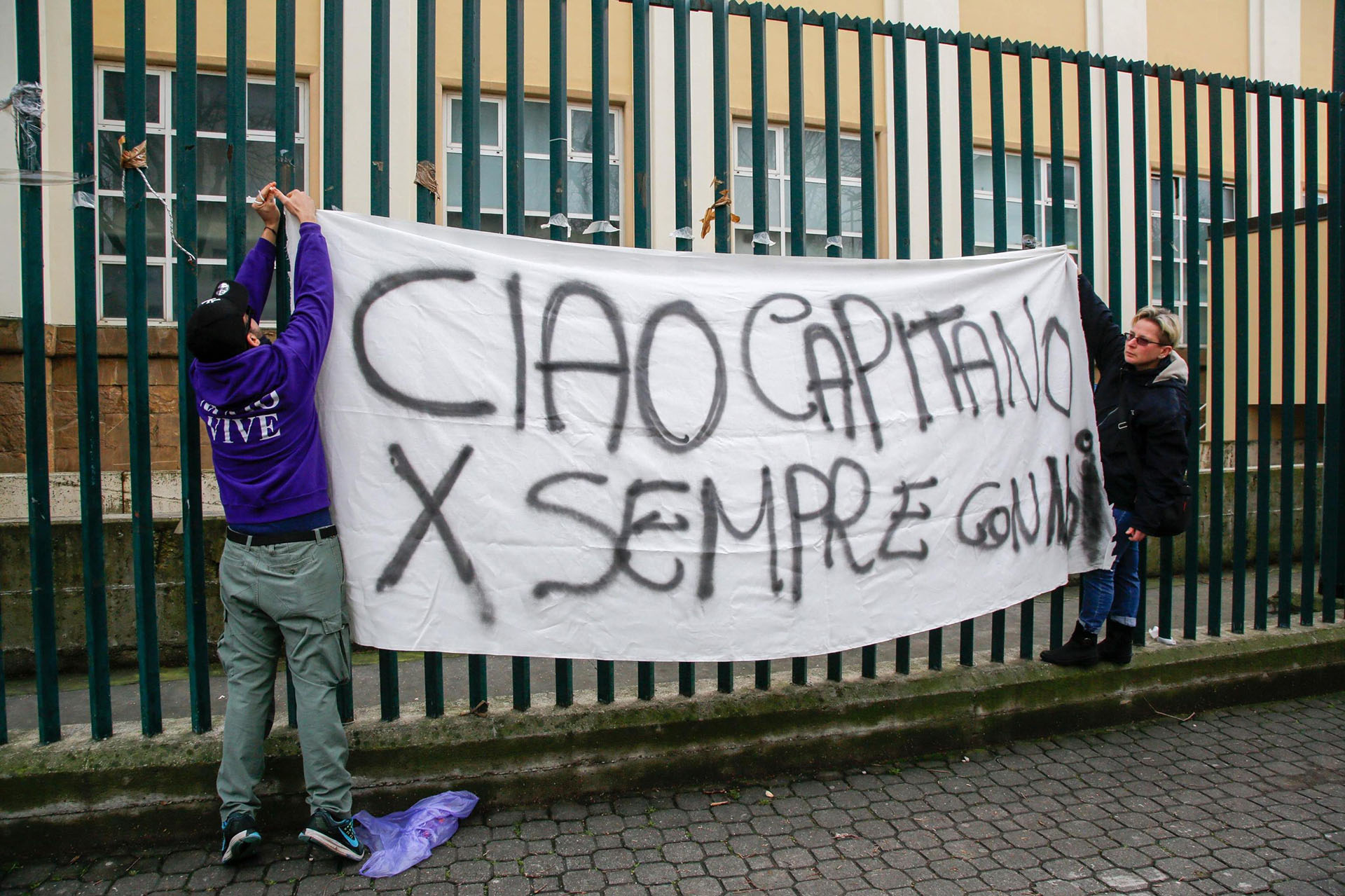Los simpatizantes de Fiorentina se acercaron al Artemio Franchi para despedir al capitán Davide Astori (EFE)