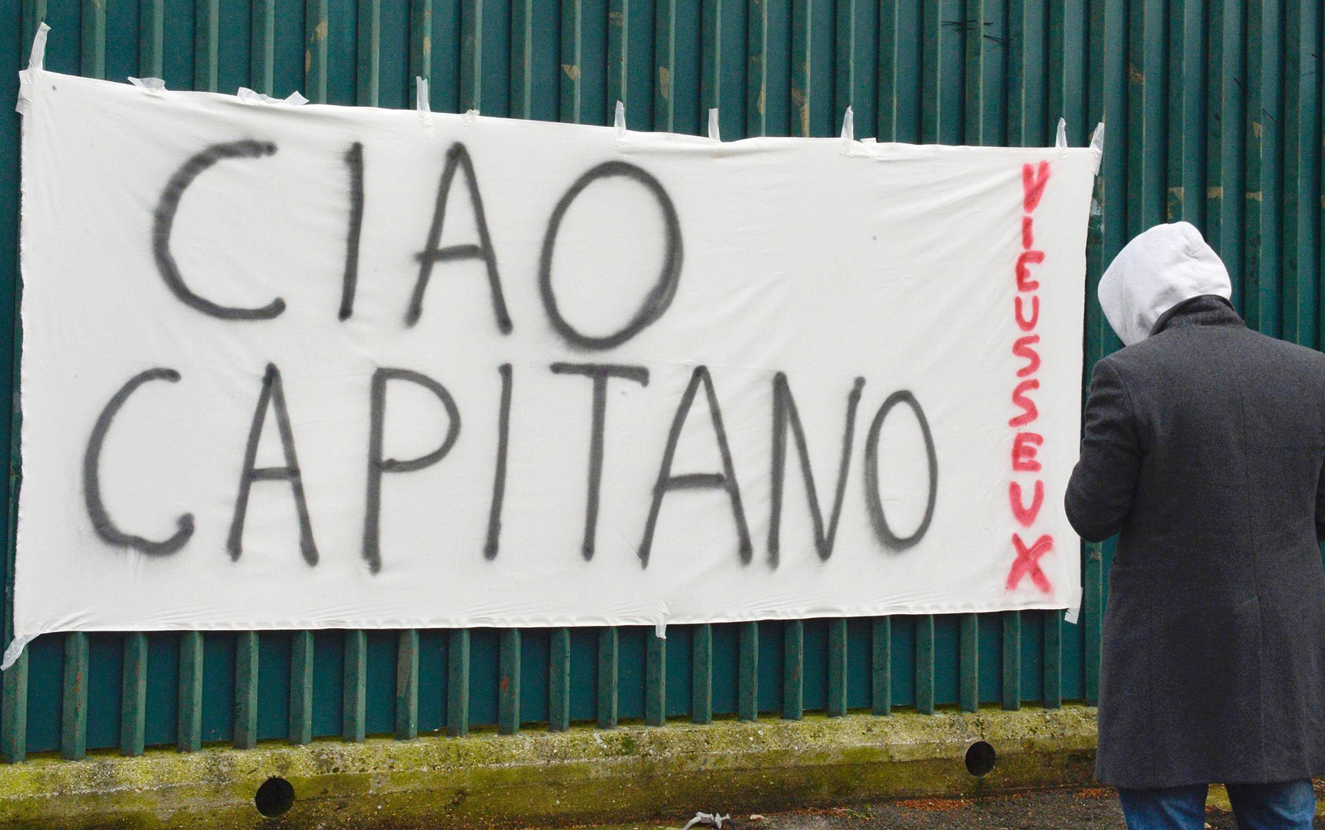 Los simpatizantes de Fiorentina se acercaron al Artemio Franchi para despedir al capitán Davide Astori (EFE)