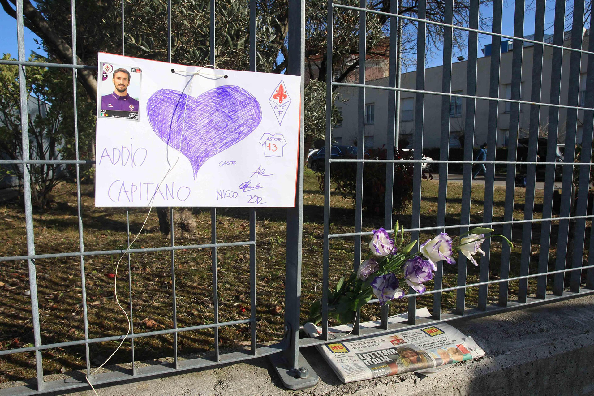 Los simpatizantes de Fiorentina se acercaron al Artemio Franchi para despedir al capitán Davide Astori (EFE)