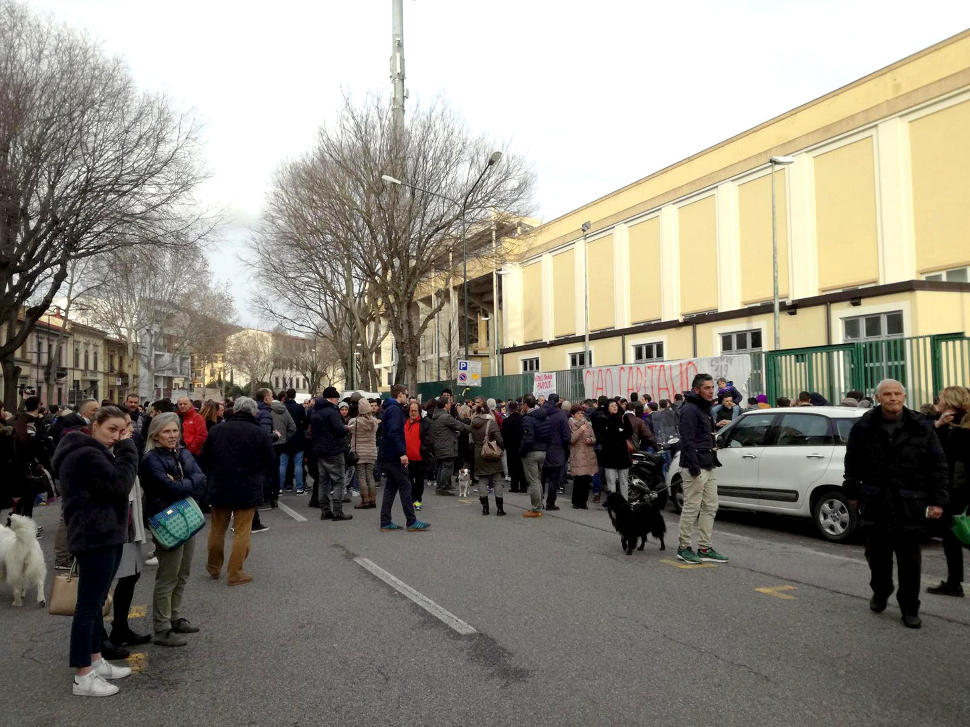 Los simpatizantes de Fiorentina se acercaron al Artemio Franchi para despedir al capitán Davide Astori (EFE)