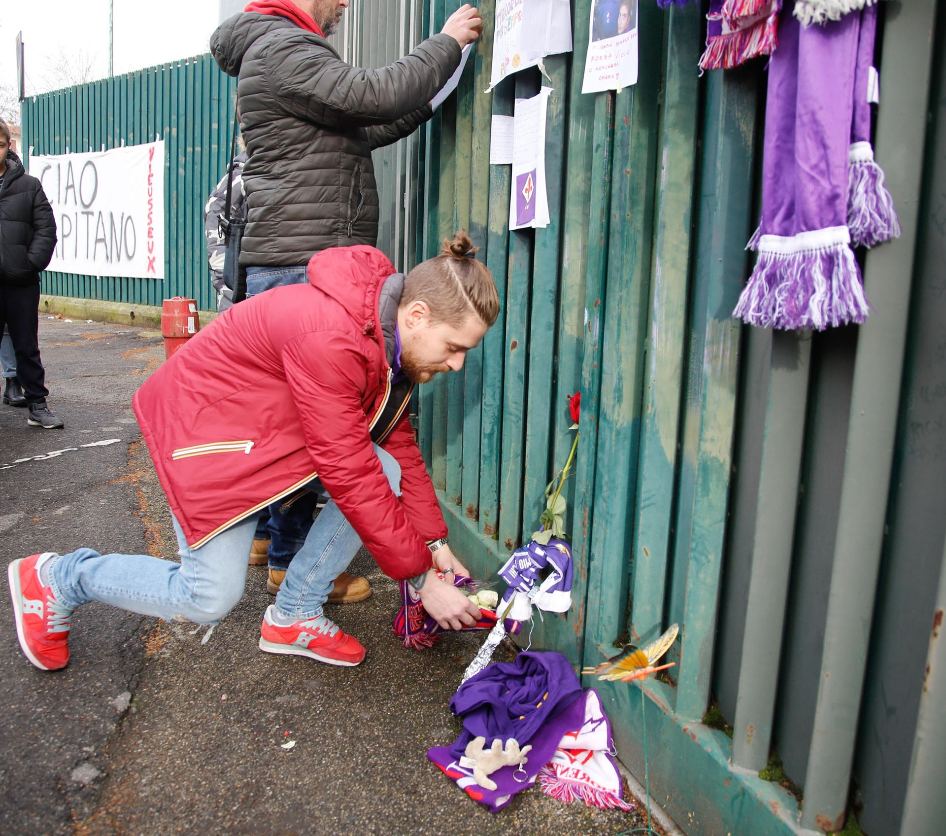 Los simpatizantes de Fiorentina se acercaron al Artemio Franchi para despedir al capitán Davide Astori (AP)