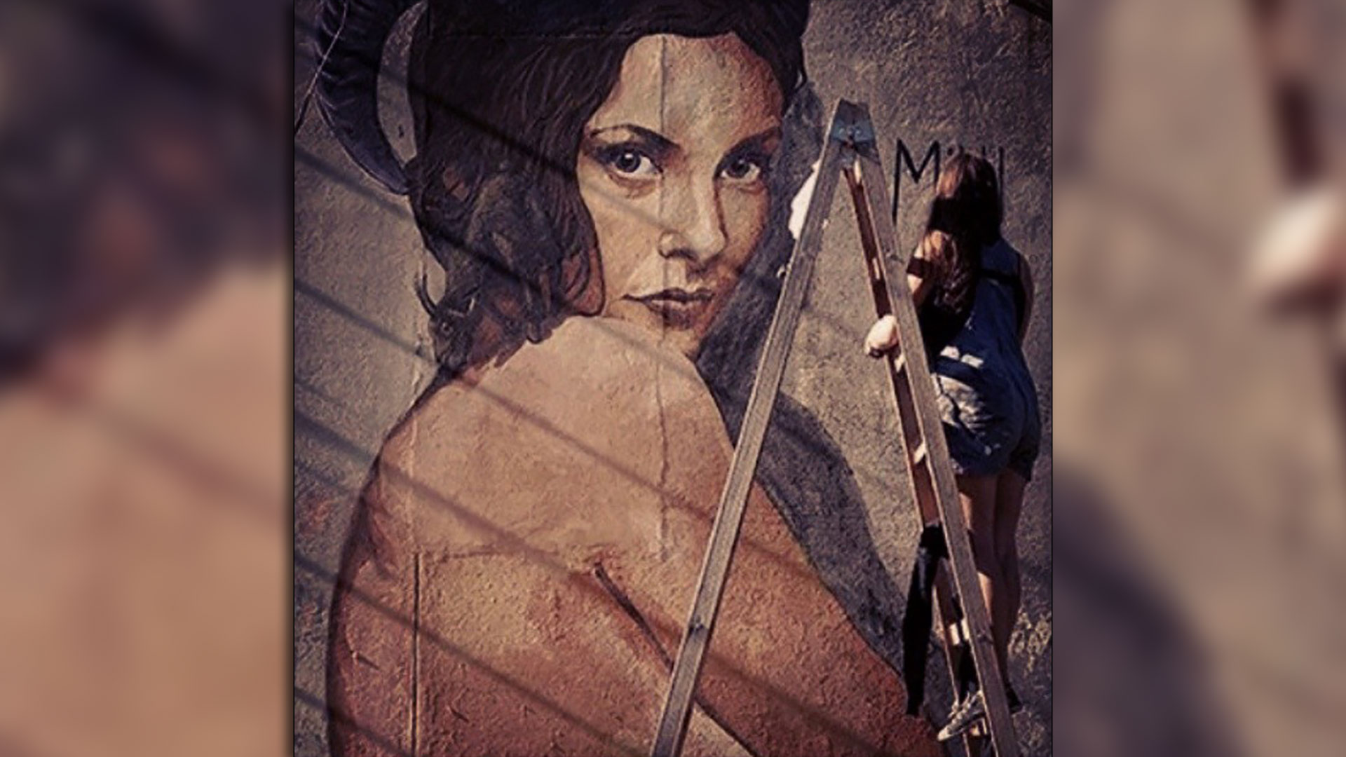 Milu Correch pintando un mural en 2012
