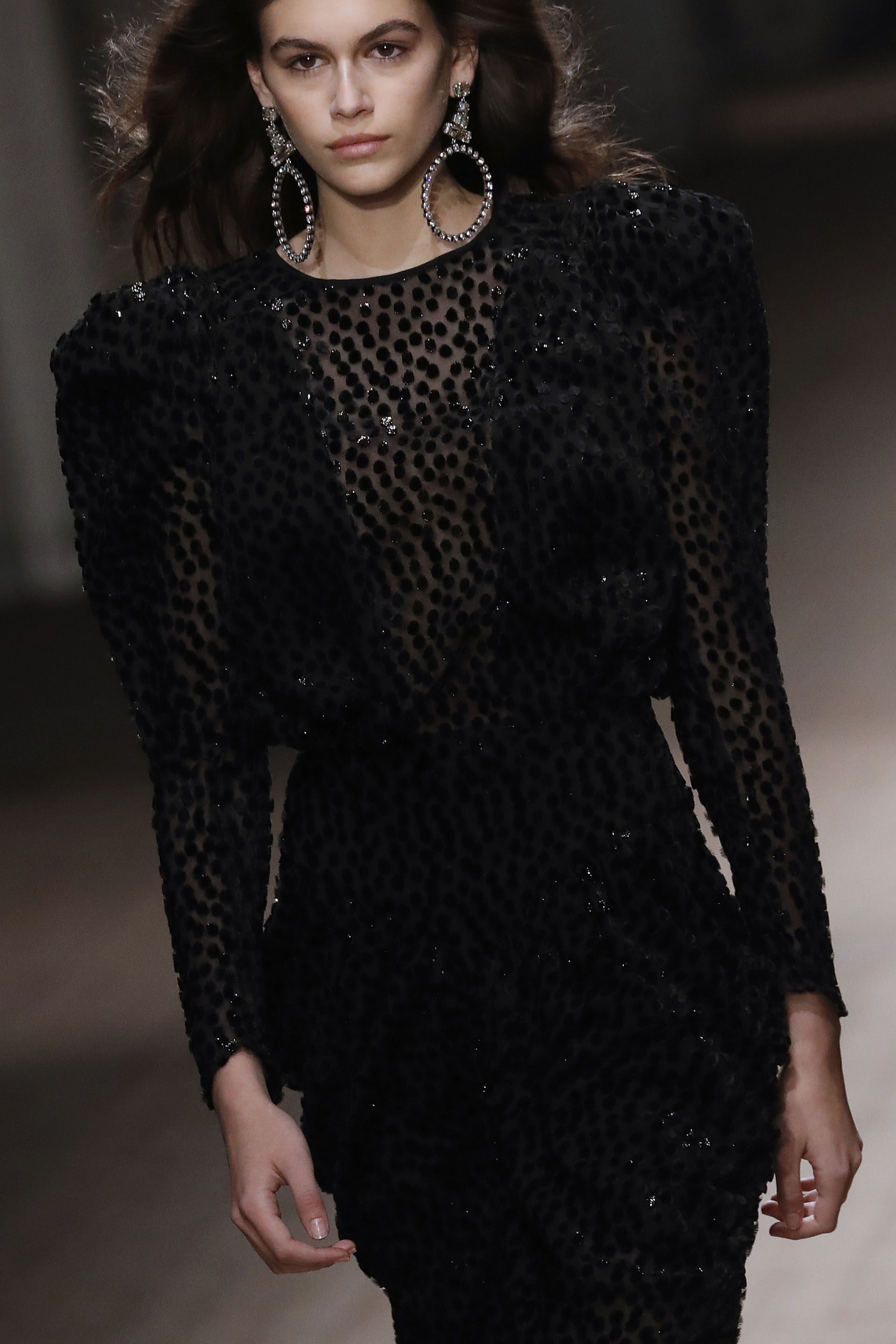 Isabel Marant, la diseñadora francesa, también la convocó para su última presentación. Enfunda en un mini dress de encaje y un beauty look relajado una imagen que recordó a su madre