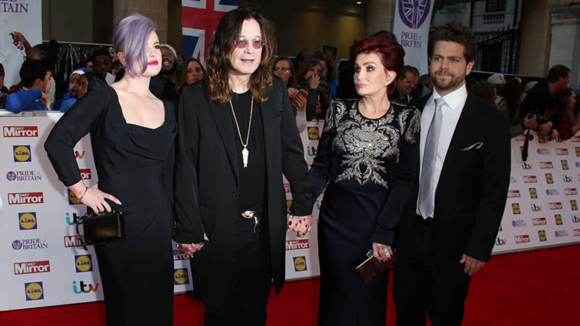 La familia Osbourne habló sobre sus altibajos en su nuevo podcast titulado The Osbourne Family Podcast (AP)