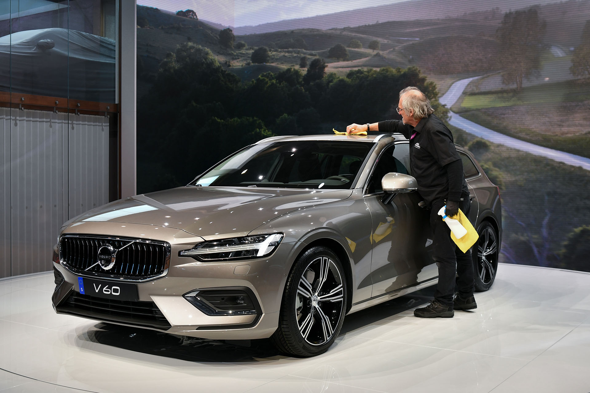 El Volvo V60 es una de las principales novedades de la muestra. La firma sueca lanzó una nueva generación de una berlina familiar cargada de tecnología, seguridad y elegancia